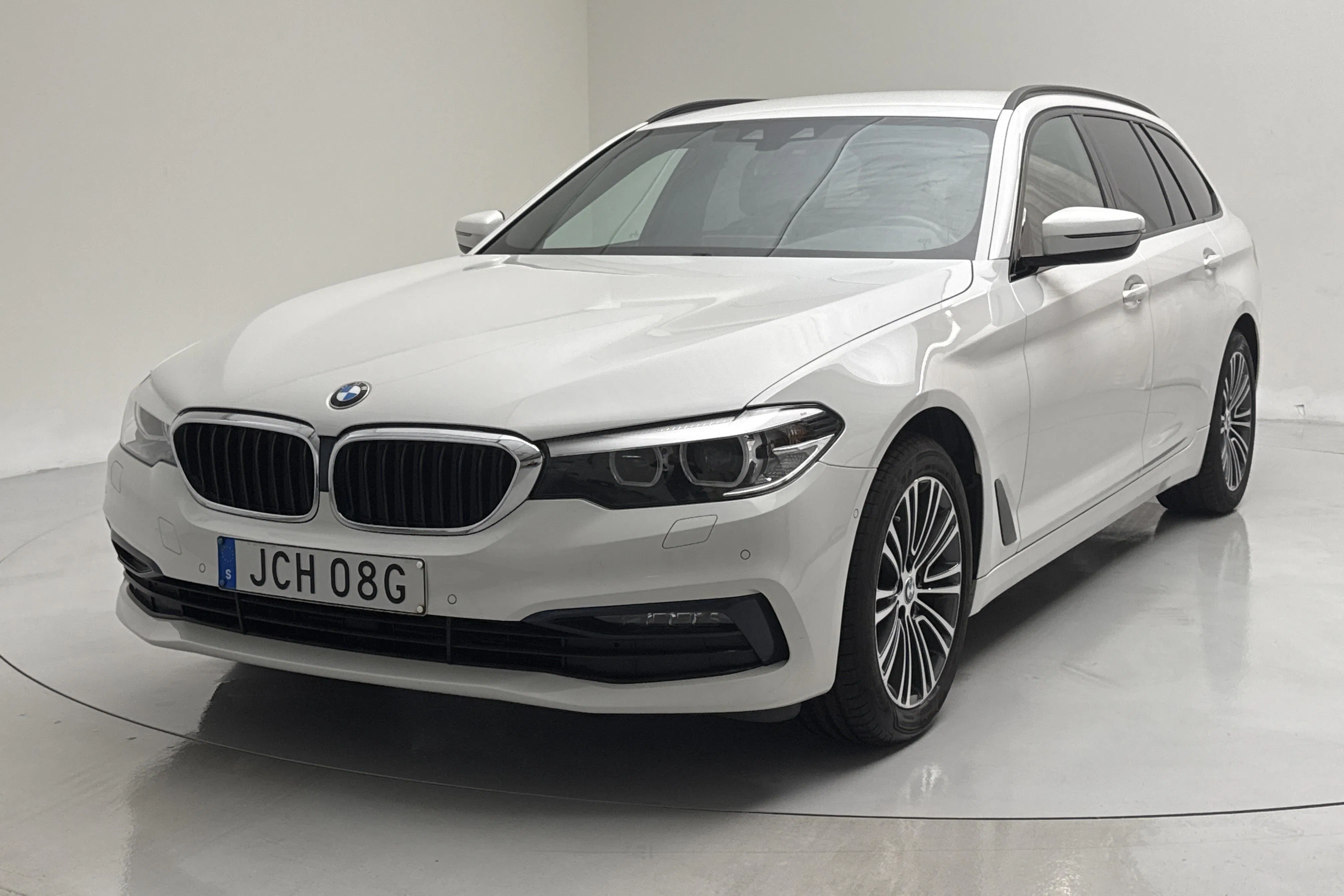 Presentationsfoto 1 av 17: BMW 520d Touring MHEV, G31 (190hk) - 9 232 mil - Automat - vit - 2020