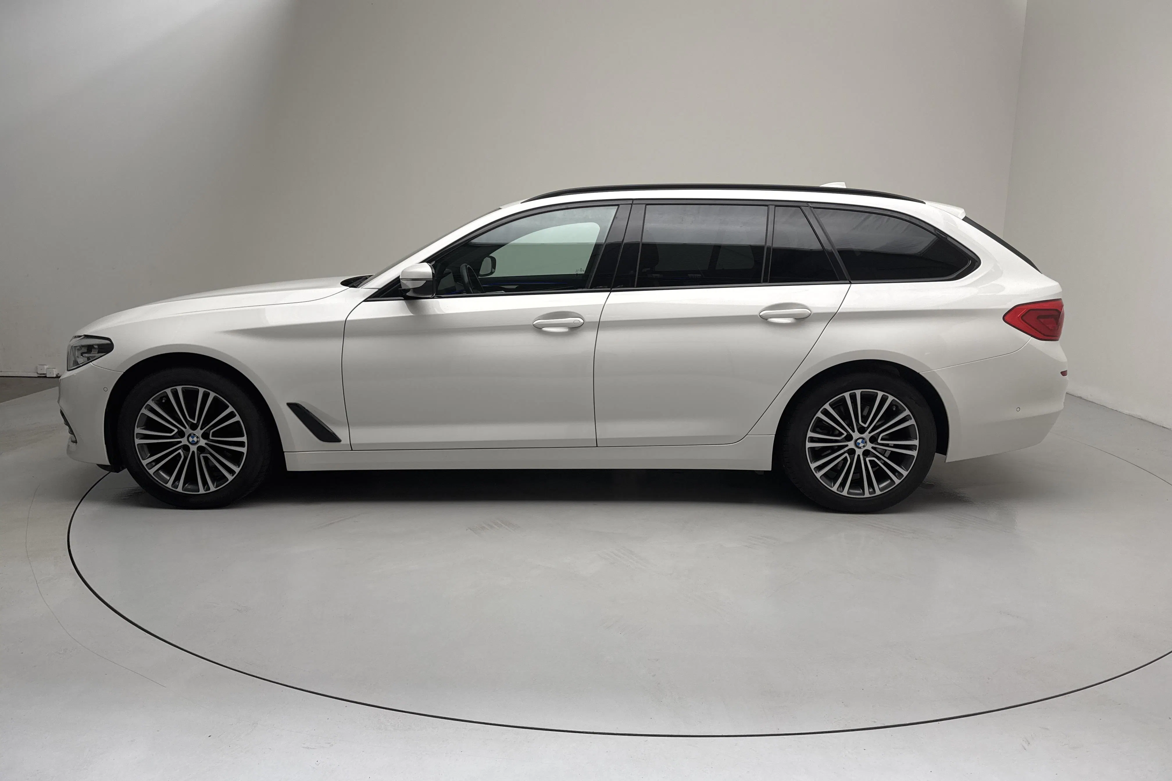 Presentationsfoto 2 av 17: BMW 520d Touring MHEV, G31 (190hk) - 9 232 mil - Automat - vit - 2020
