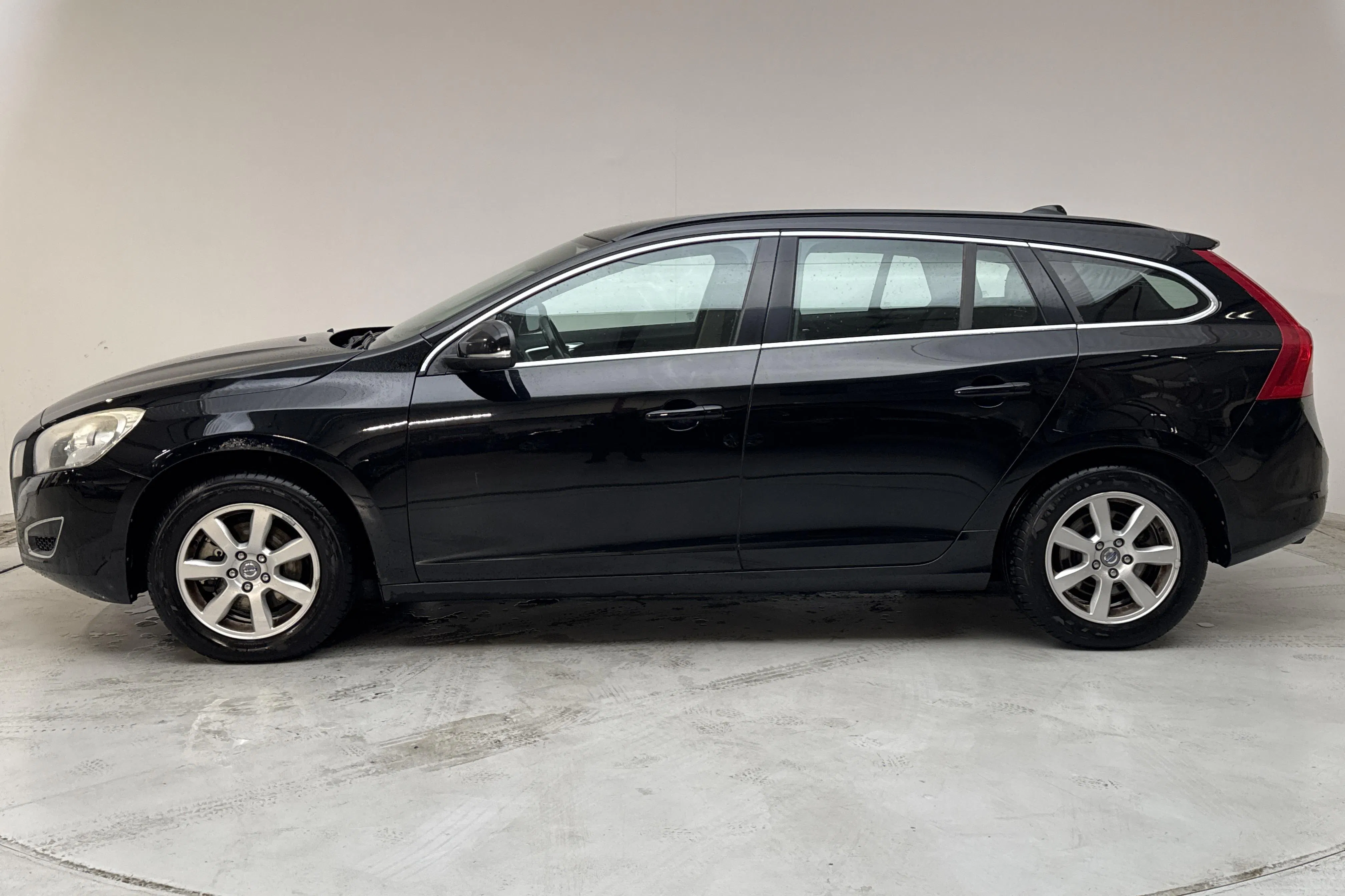 Presentation photo 2 of 13: Volvo V60 D3 (163hk) - 269 770 km - Manual - black - 2011