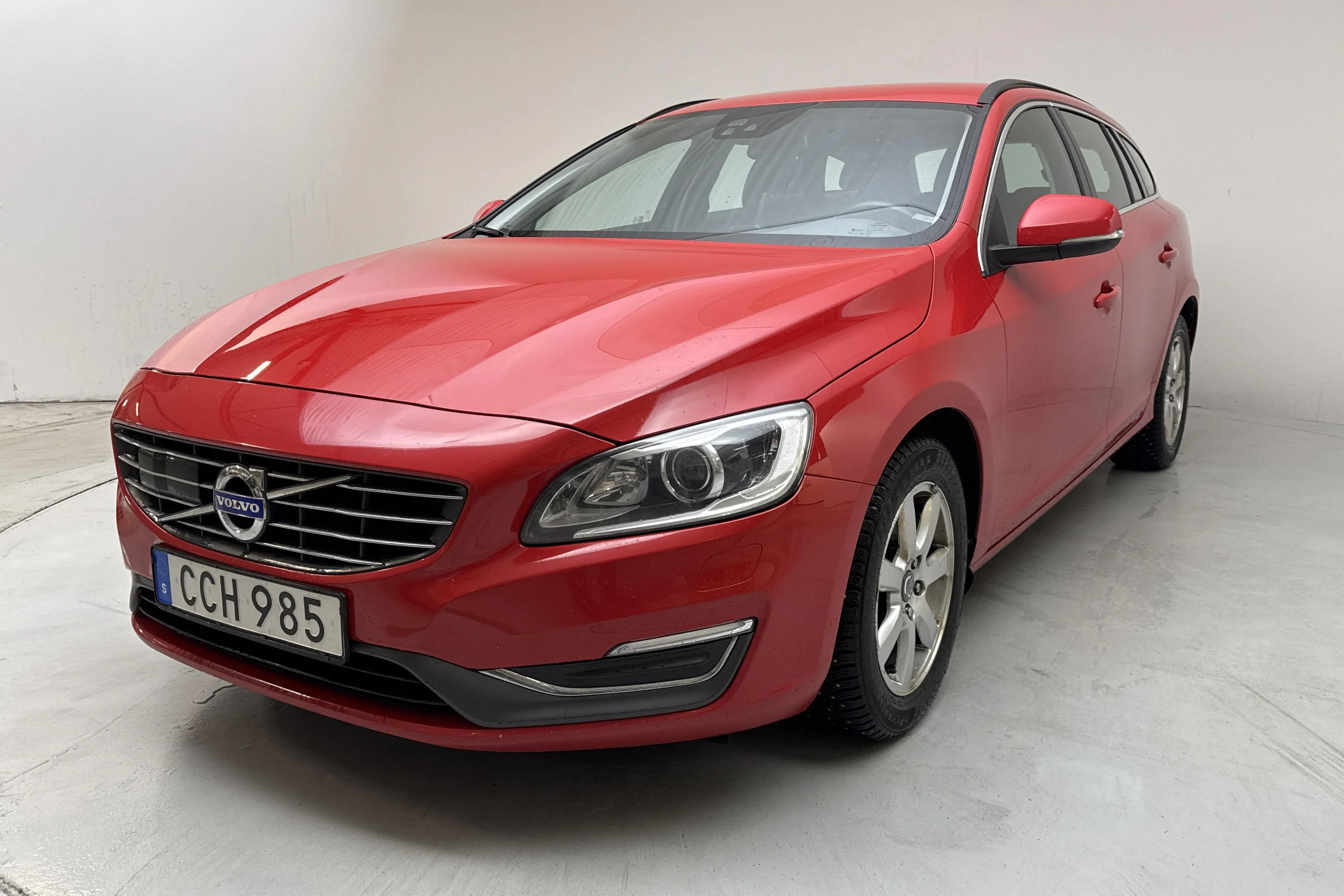 Presentationsfoto 1 av 15: Volvo V60 D4 (181hk) - 19 636 mil - Automat - röd - 2014