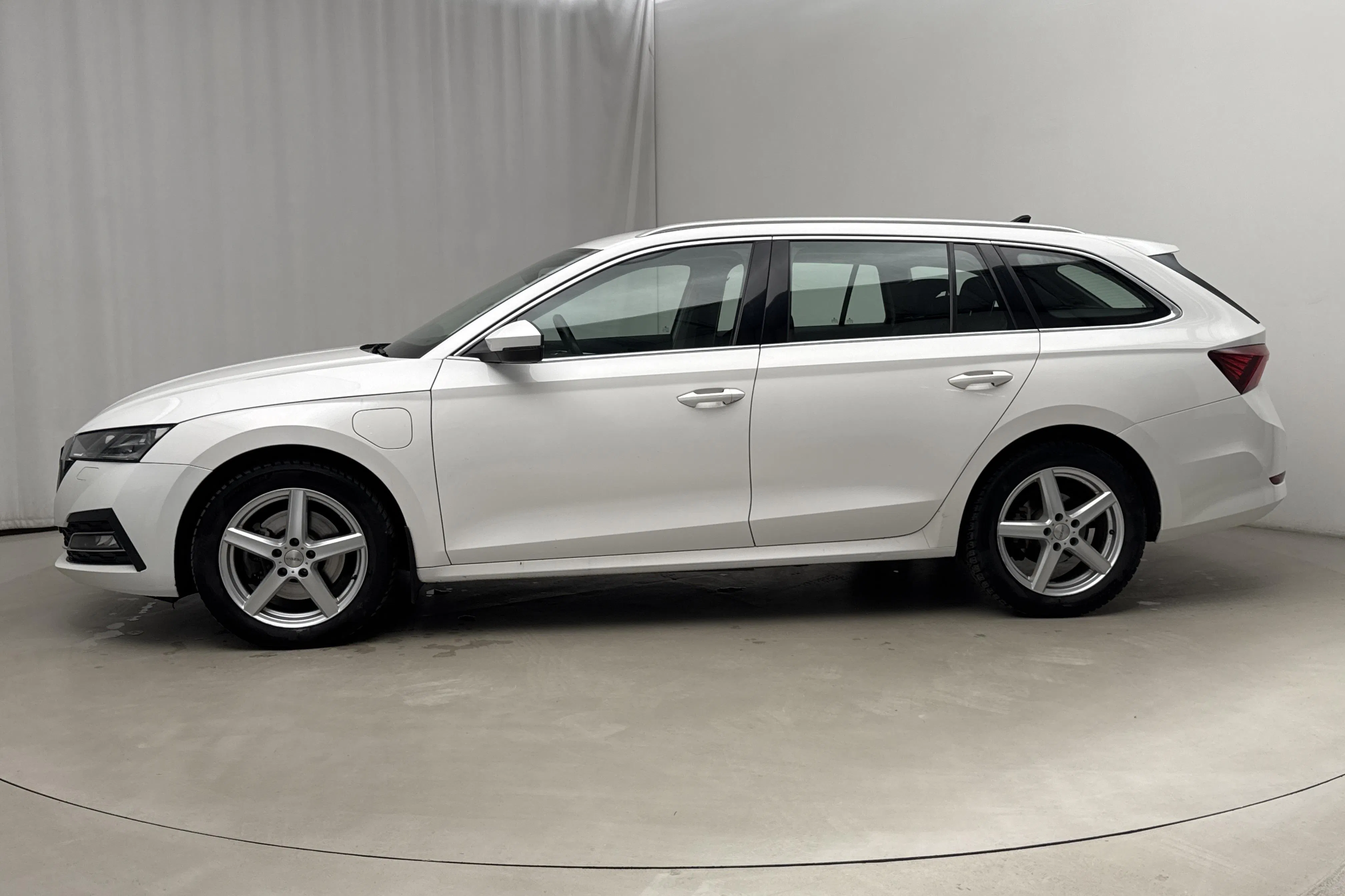 Presentationsfoto 2 av 17: Skoda Octavia 1.4 iV PHEV Combi (204hk) - 24 199 mil - Automat - vit - 2021