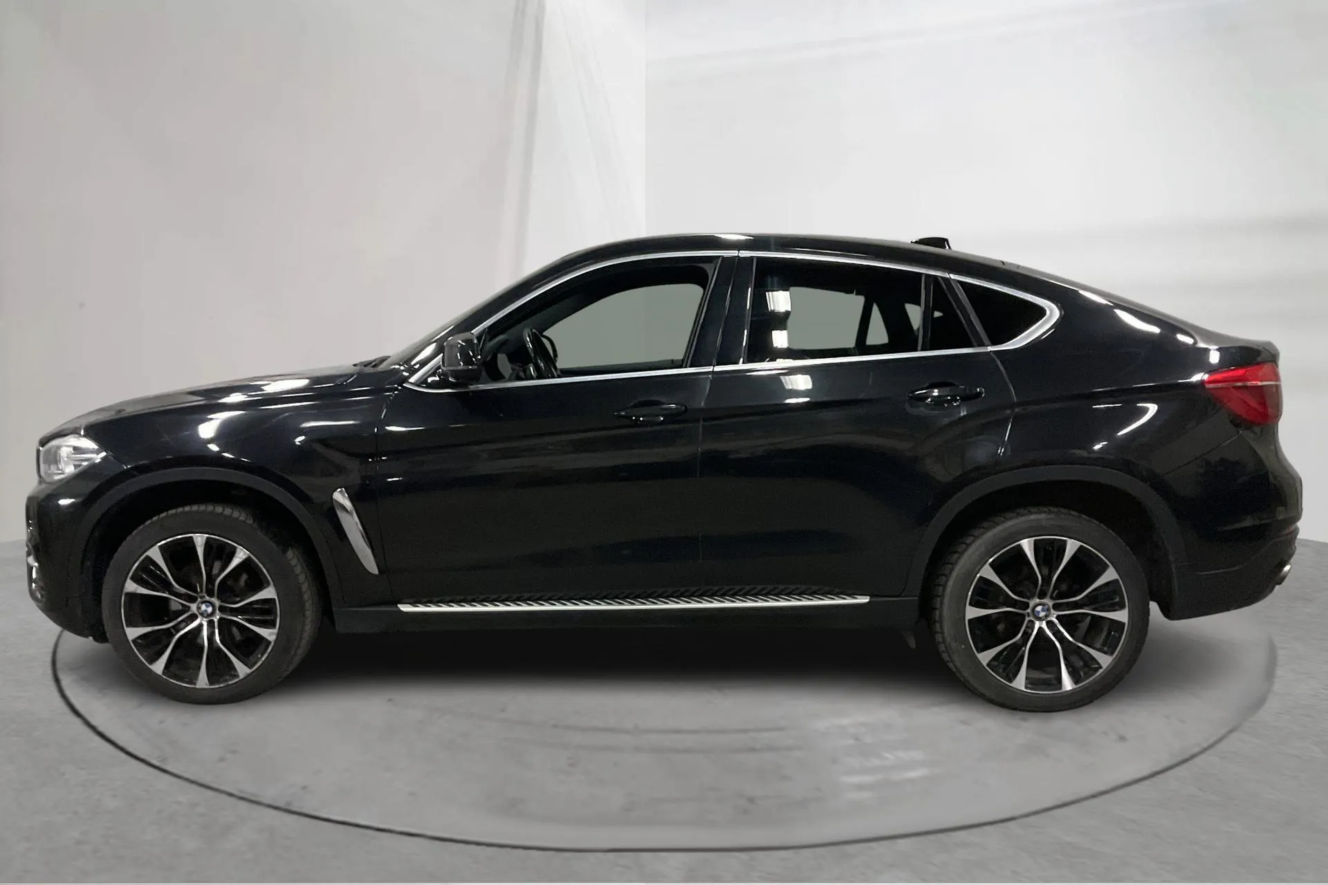 Presentationsfoto 2 av 23: BMW X6 xDrive 30d, F16 (258hk) - 19 891 mil - Automat - svart - 2016