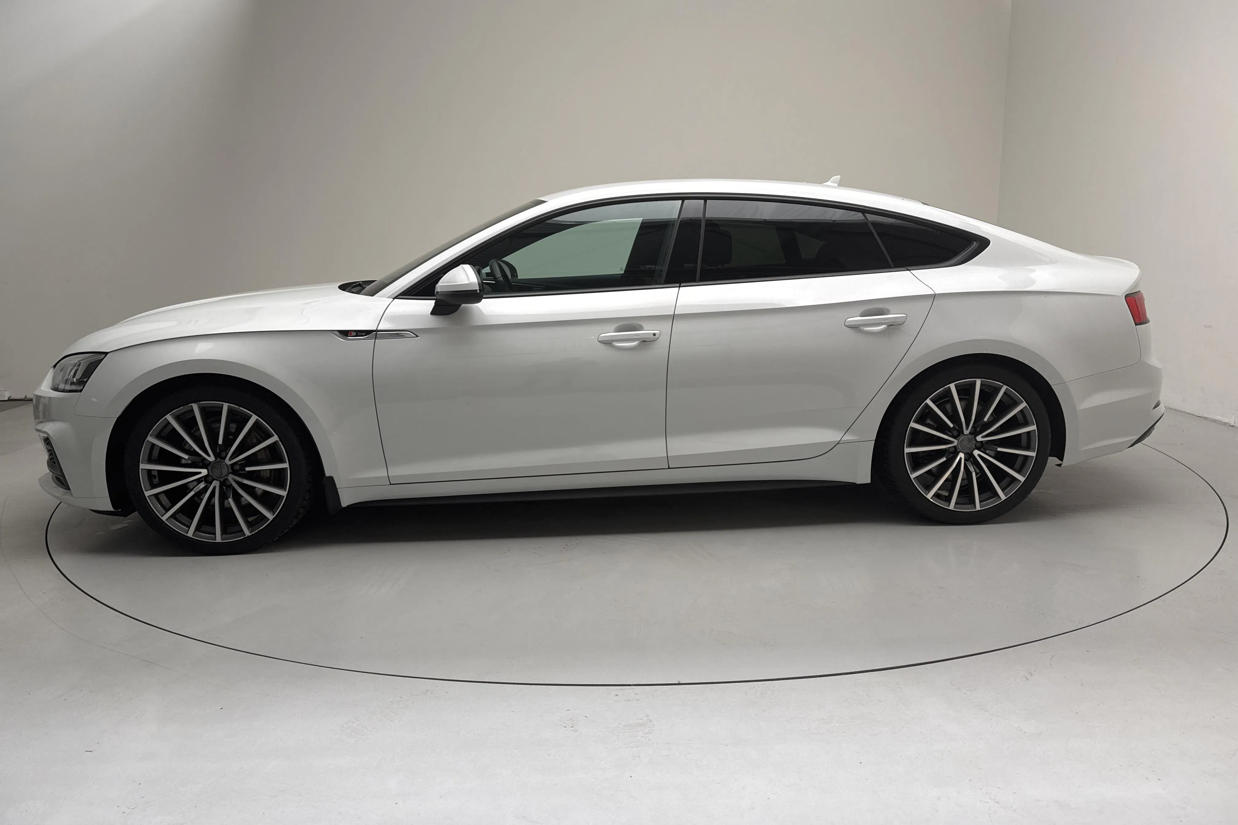 Presentationsfoto 2 av 13: Audi A5 2.0 TFSI Sportback quattro (252hk) - 19 115 mil - Automat - vit - 2017