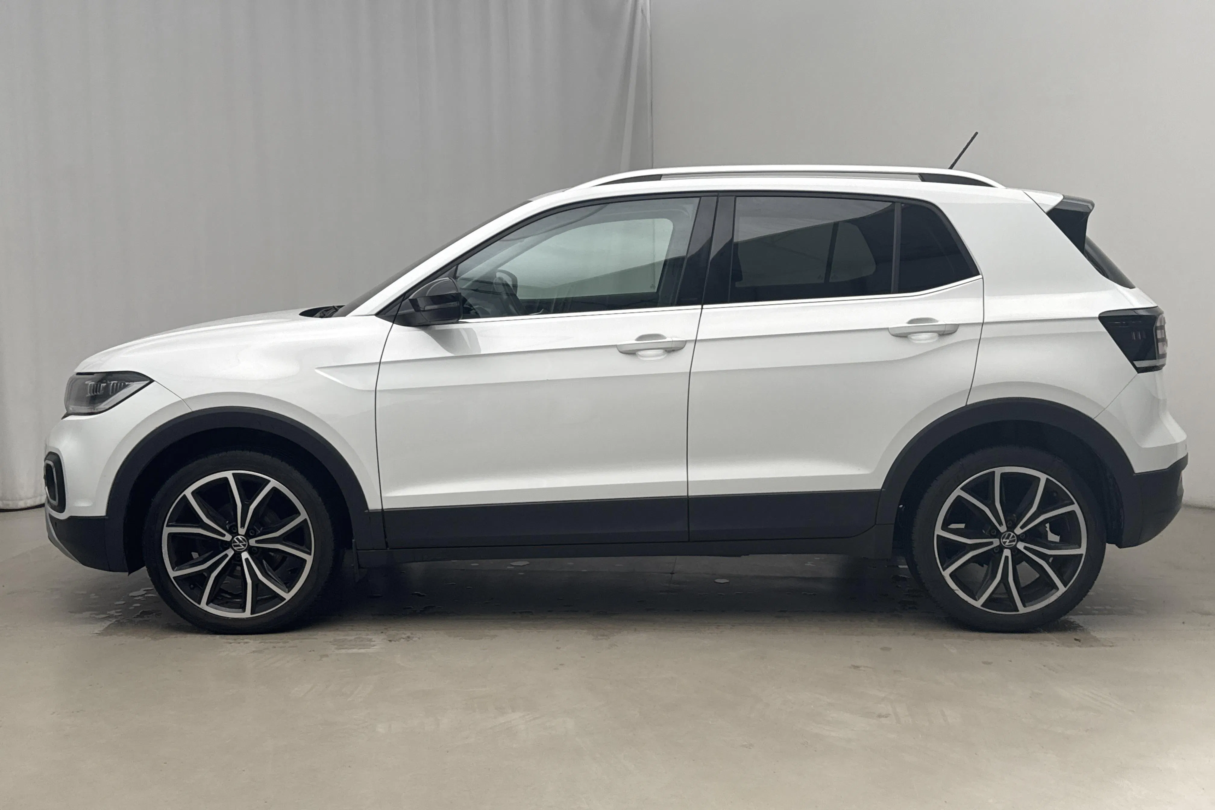 Presentationsfoto 2 av 14: VW T-Cross 1.0 TSI (110hk) - 7 529 mil - Automat - vit - 2021