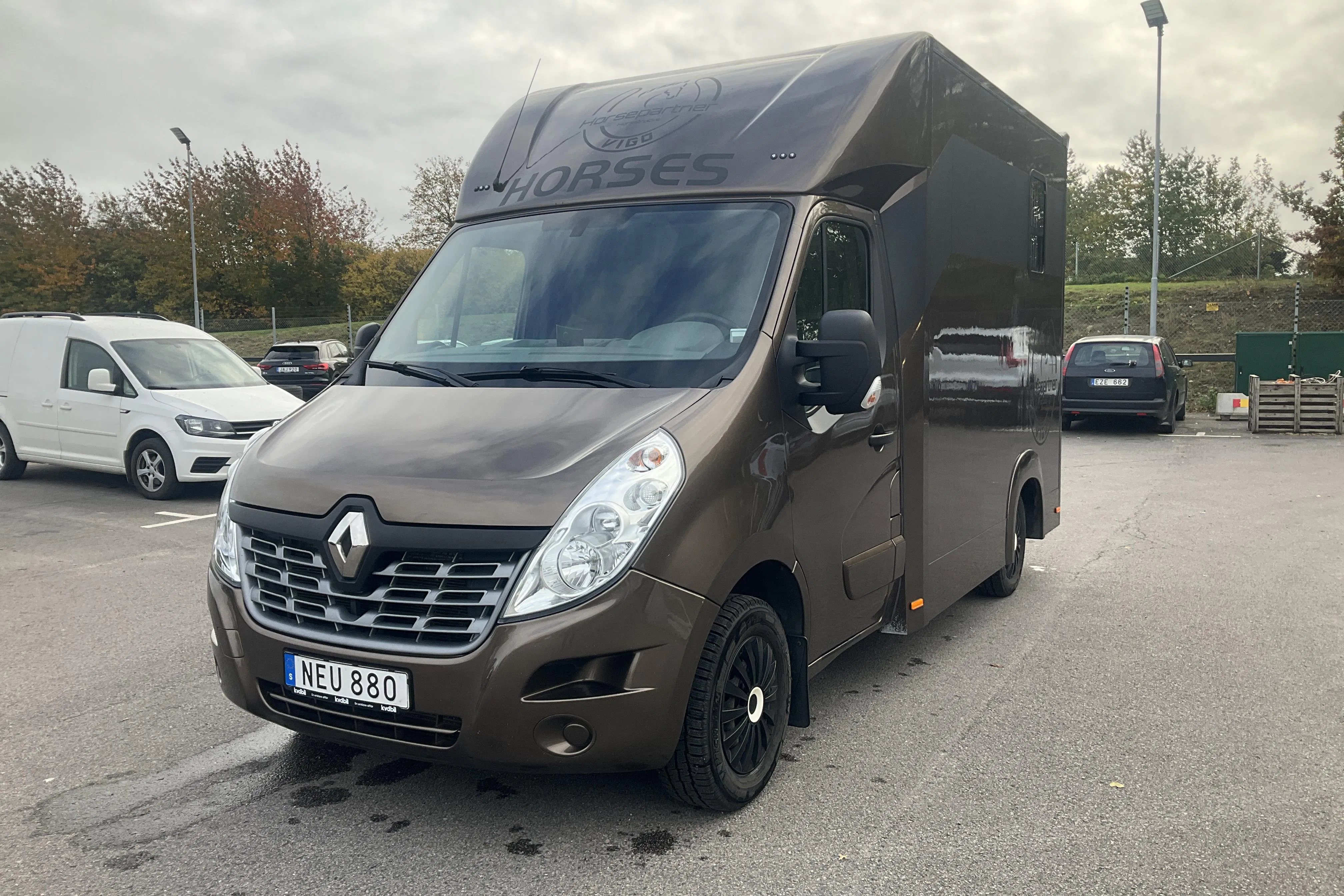 Presentationsfoto 1 av 22: Renault Master 2.3 dCi Horsepartner VIGO Hästtransport - 10 364 mil - Manuell - brun - 2016