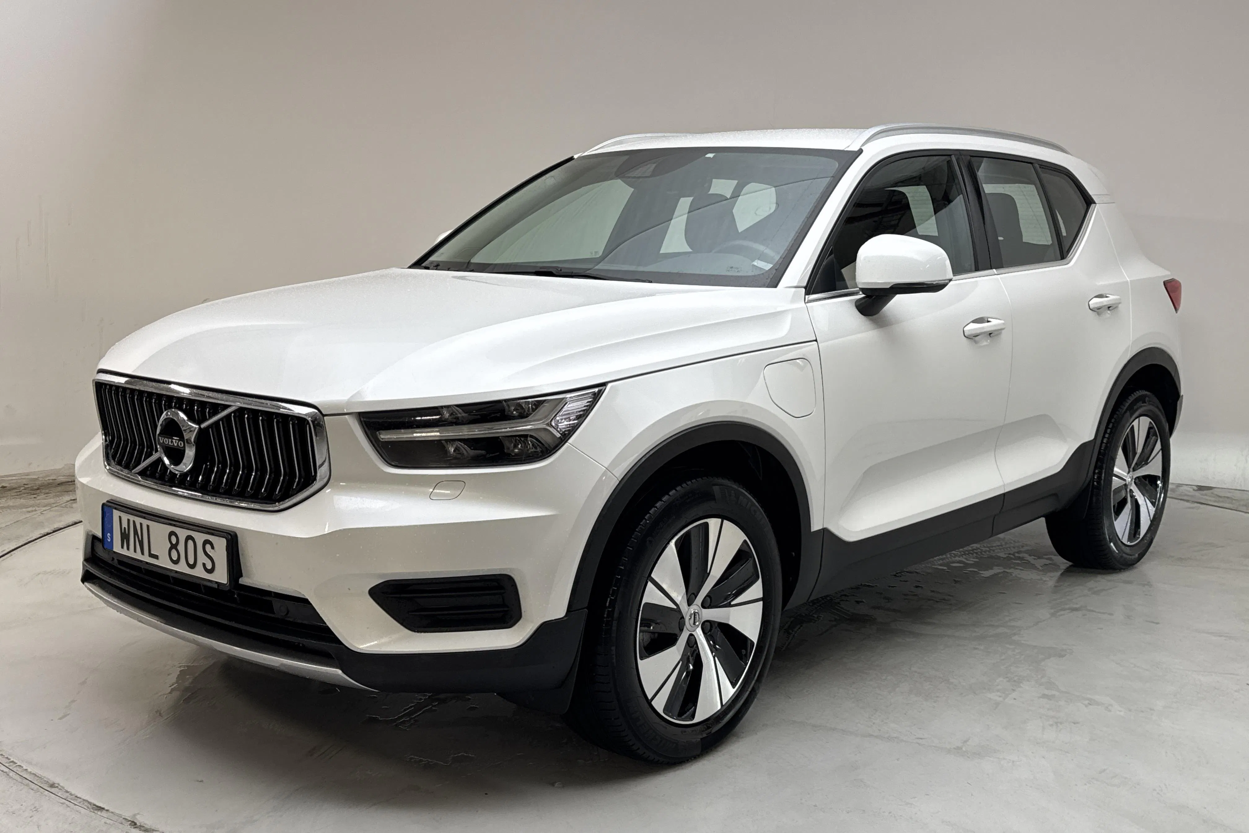 Presentationsfoto 1 av 16: Volvo XC40 T4 2WD Twin Engine (211hk) - 4 886 mil - Automat - vit - 2022
