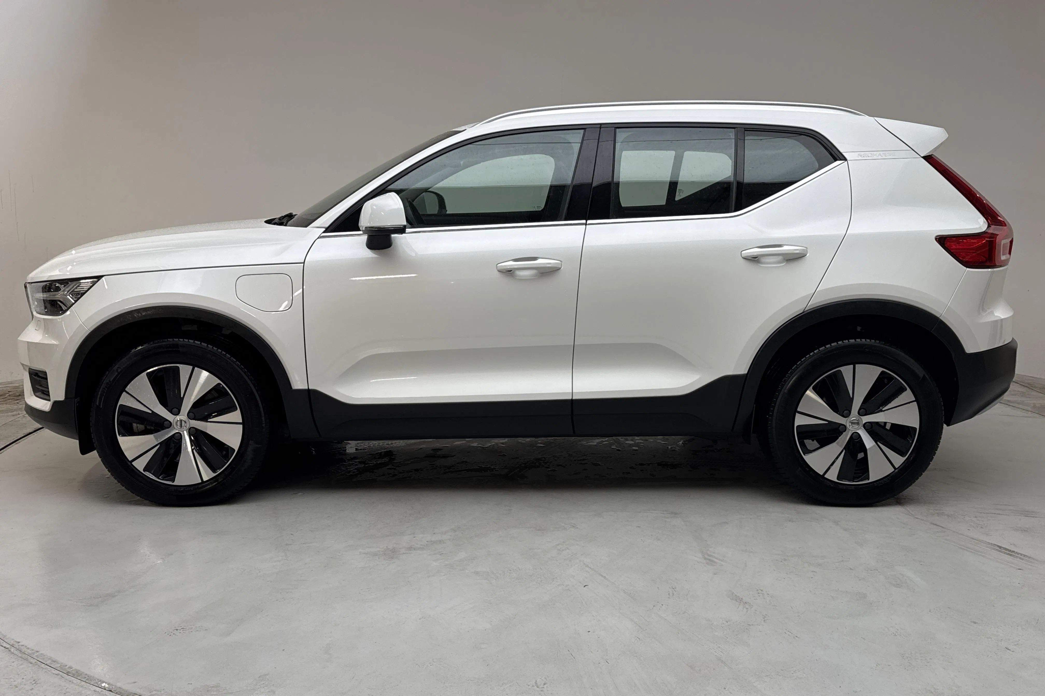Presentationsfoto 2 av 16: Volvo XC40 T4 2WD Twin Engine (211hk) - 4 886 mil - Automat - vit - 2022