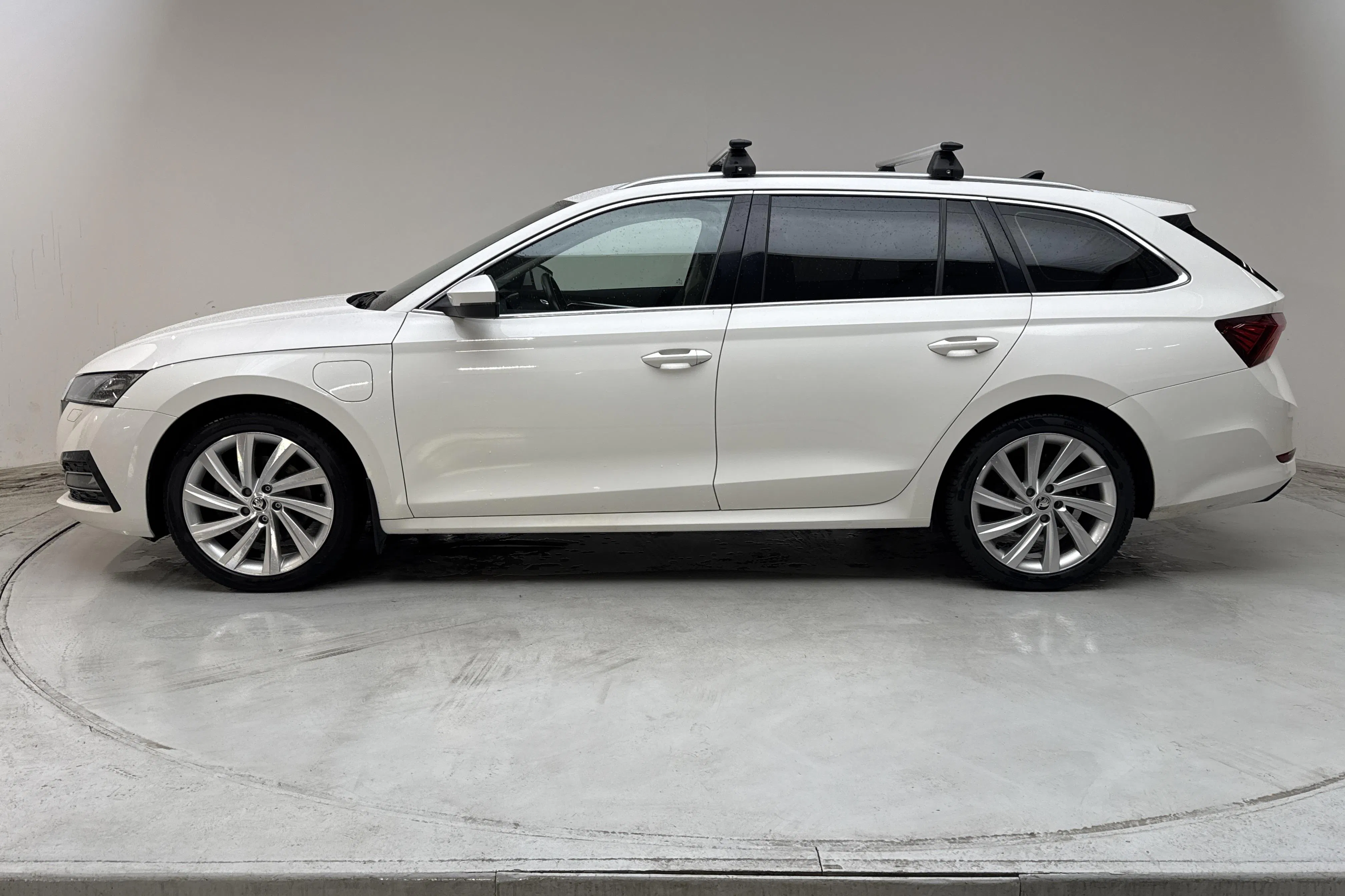 Presentationsfoto 2 av 15: Skoda Octavia 1.4 iV PHEV Combi (204hk) - 20 010 mil - Automat - vit - 2021