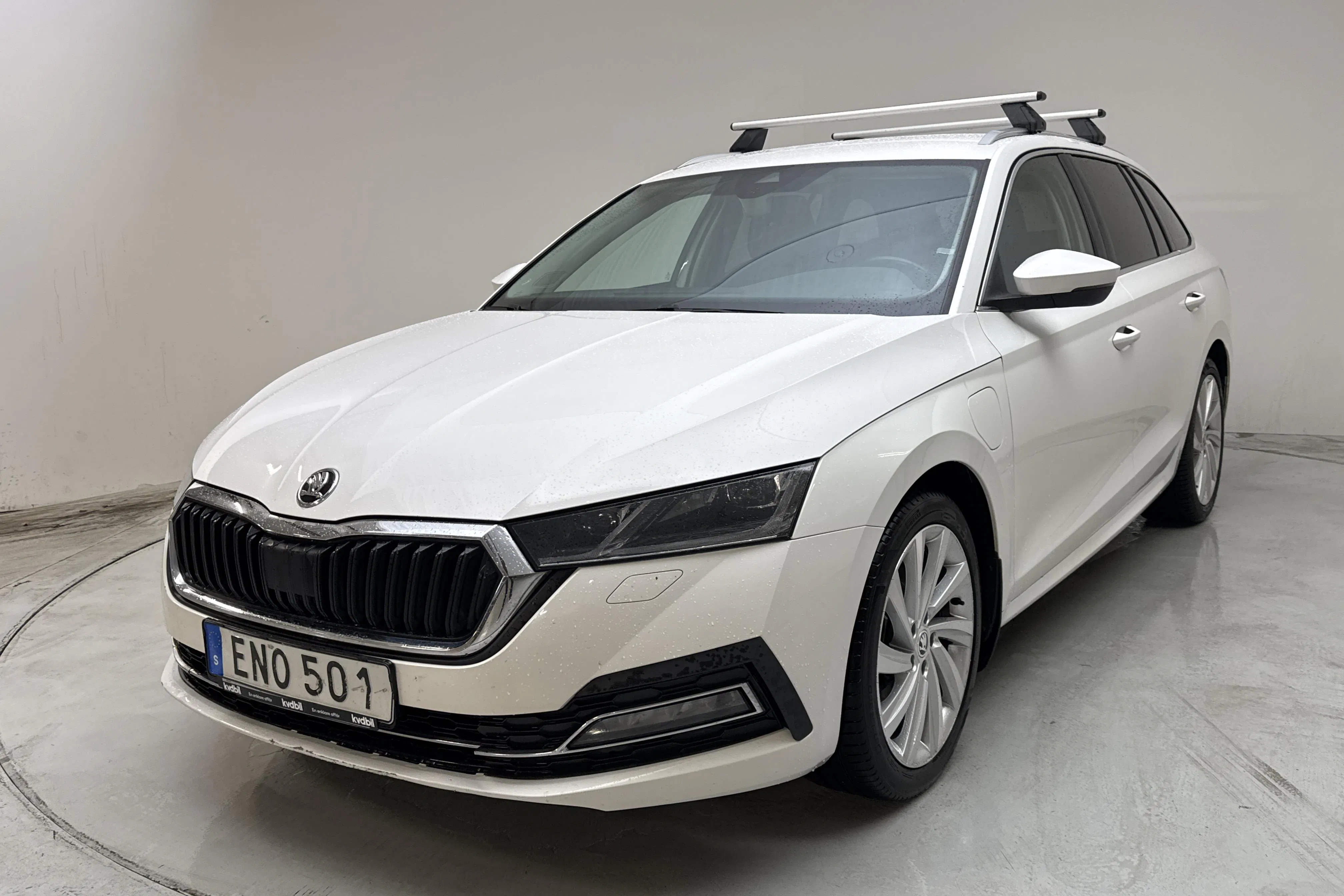 Presentationsfoto 1 av 15: Skoda Octavia 1.4 iV PHEV Combi (204hk) - 20 010 mil - Automat - vit - 2021