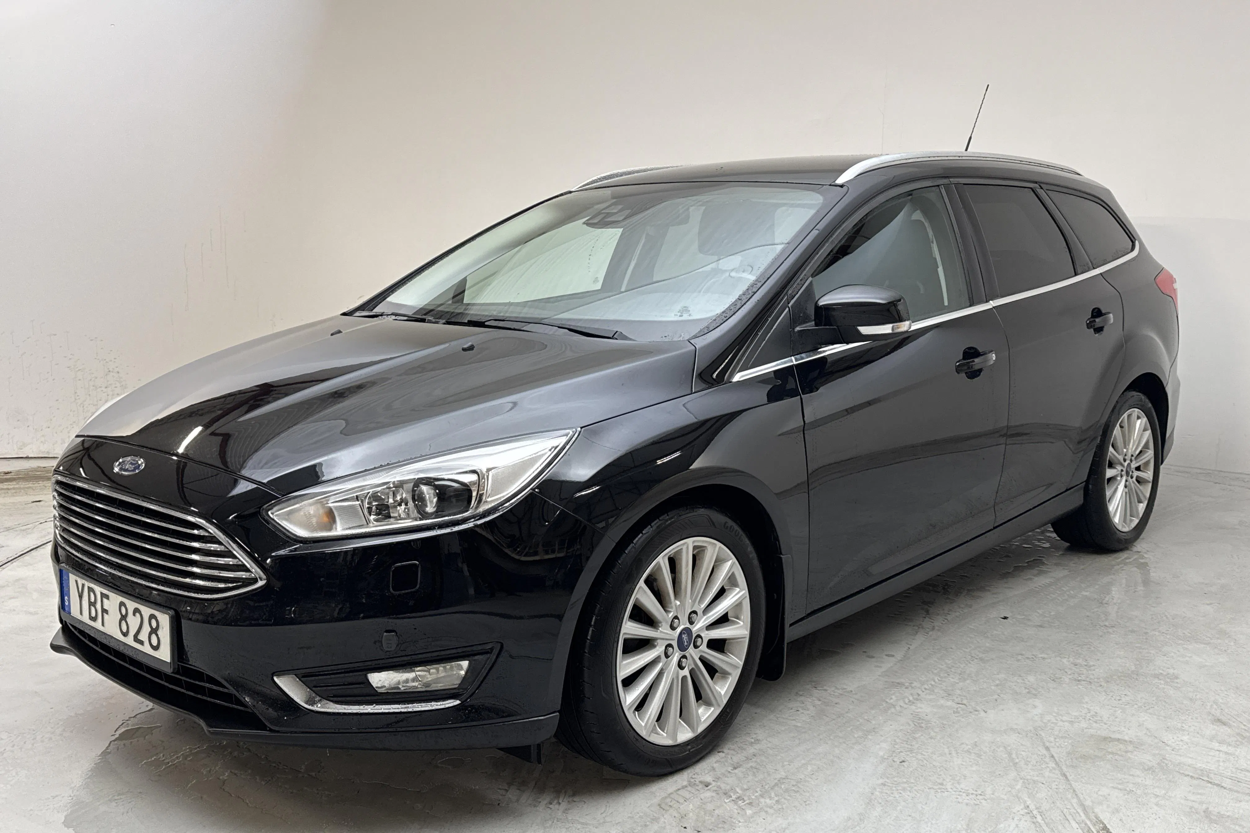 Presentation photo 1 of 12: Ford Focus 1.0 EcoBoost Kombi (125hk) - 153 300 km - Manual - black - 2016