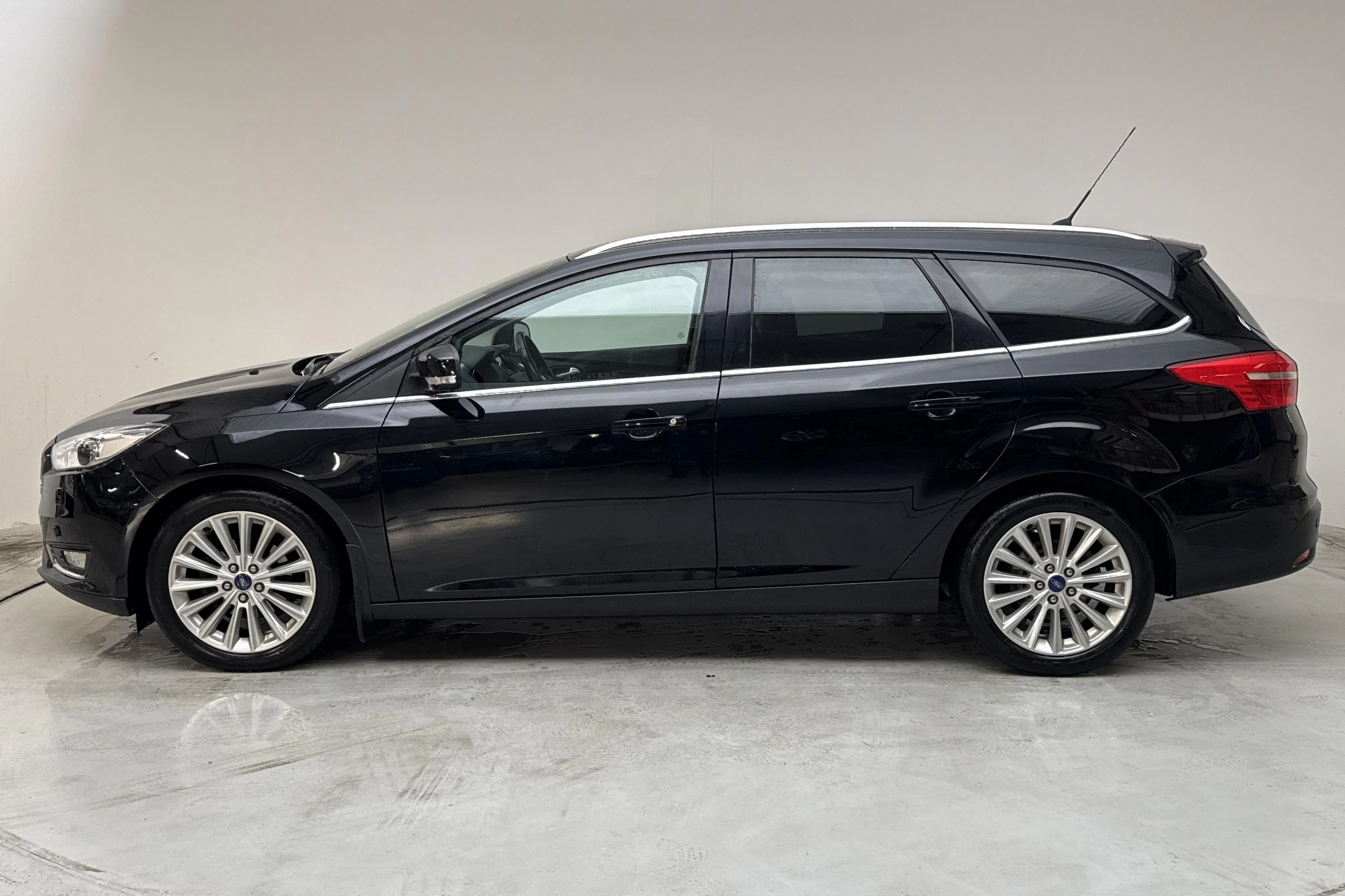 Presentation photo 2 of 12: Ford Focus 1.0 EcoBoost Kombi (125hk) - 153 300 km - Manual - black - 2016