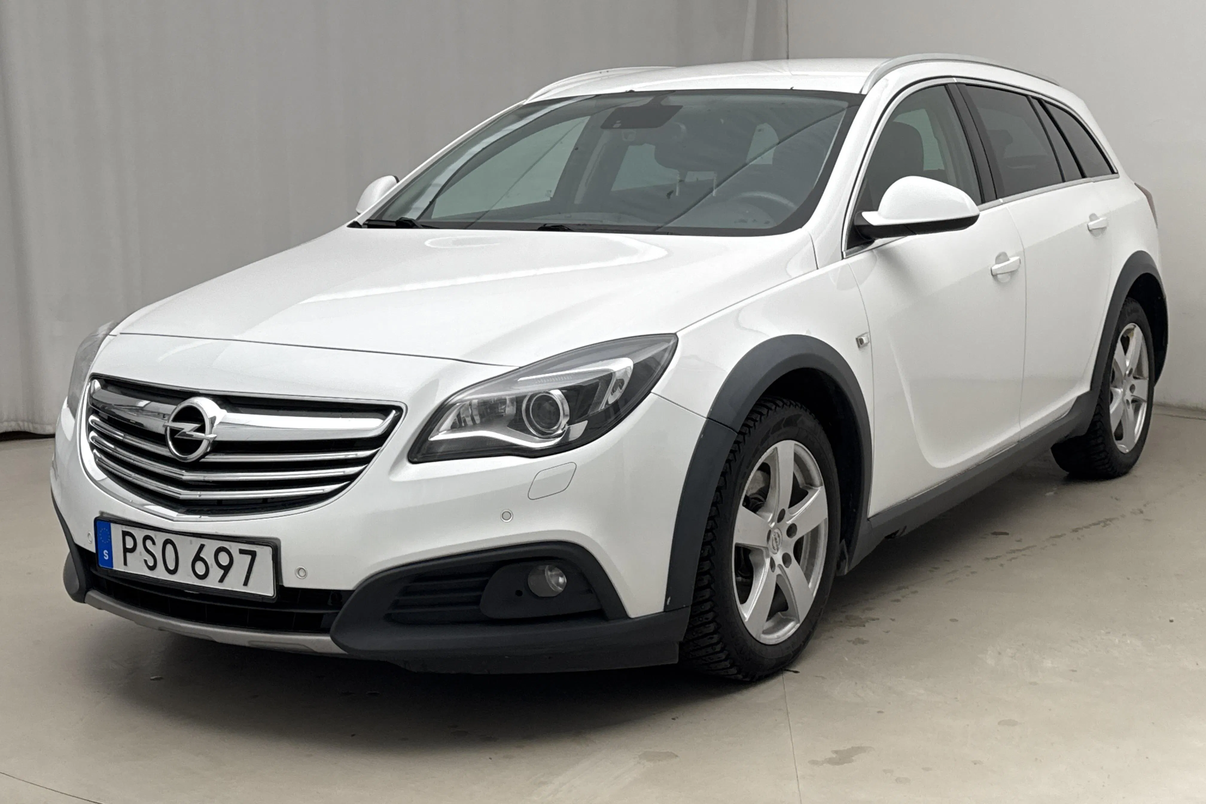 Presentationsfoto 1 av 16: Opel Insignia 2.0 CDTI ECOTEC 4x4 Country Tourer (163hk) - 15 517 mil - Manuell - vit - 2014