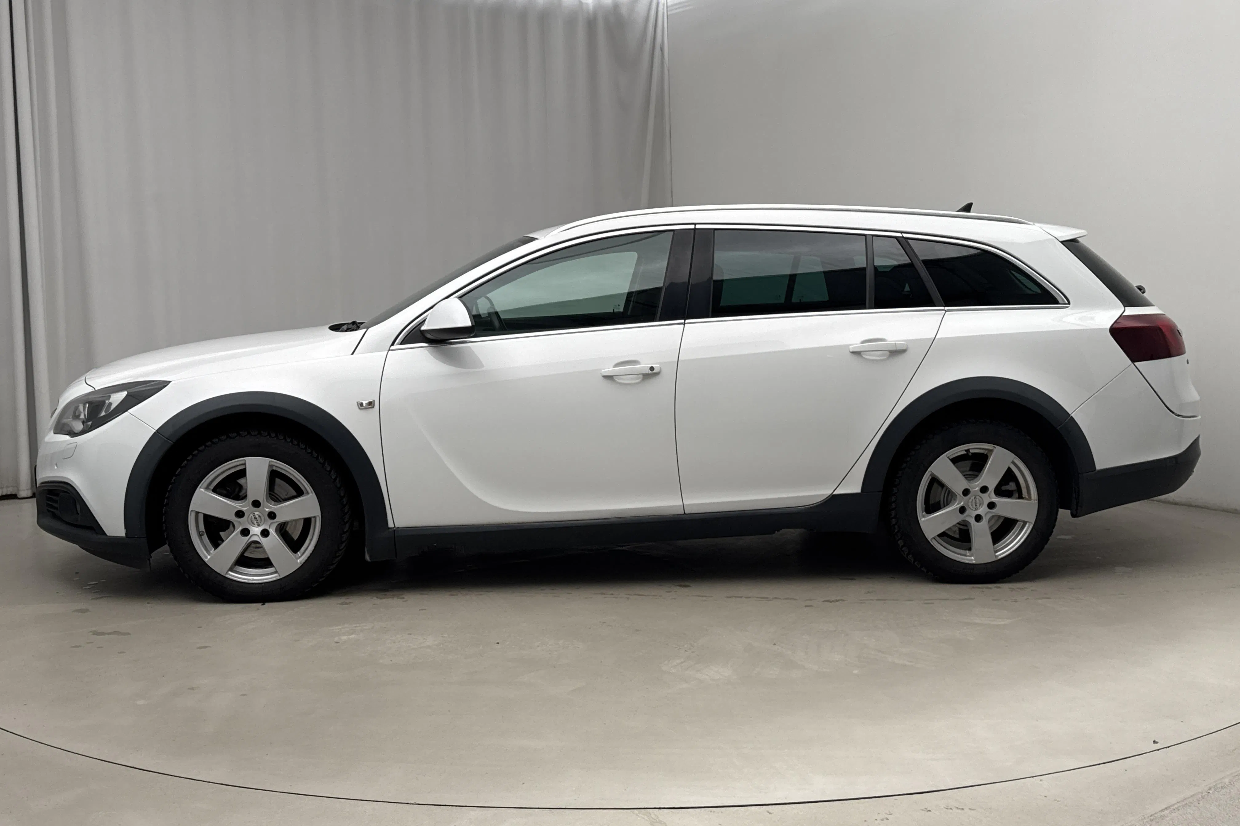 Presentationsfoto 2 av 16: Opel Insignia 2.0 CDTI ECOTEC 4x4 Country Tourer (163hk) - 15 517 mil - Manuell - vit - 2014