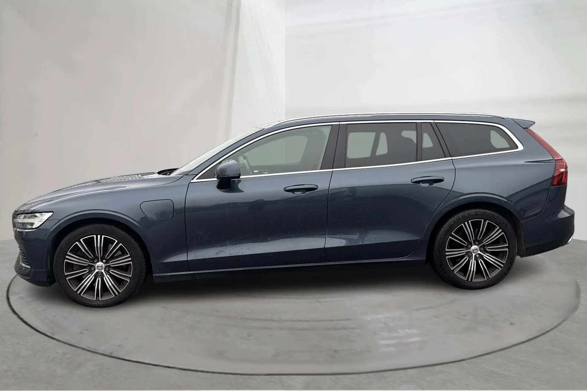 Presentation photo 2 of 22: Volvo V60 T6 AWD Twin Engine (340hk) - 121 000 km - Automatic - dark blue - 2020