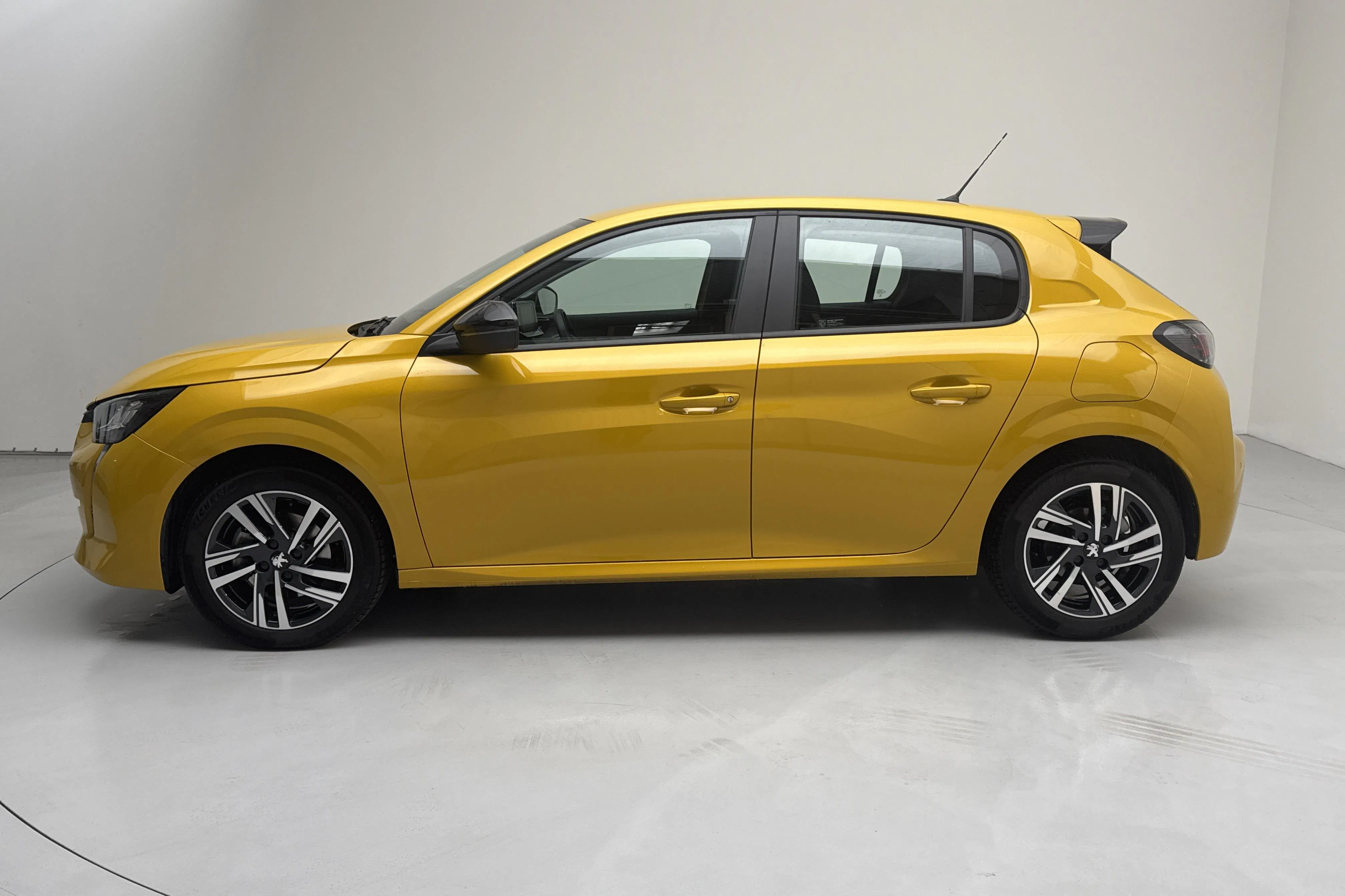 Presentation photo 2 of 12: Peugeot 208 1.2 PureTech 5dr (100hk) - 27 150 km - Automatic - yellow - 2023