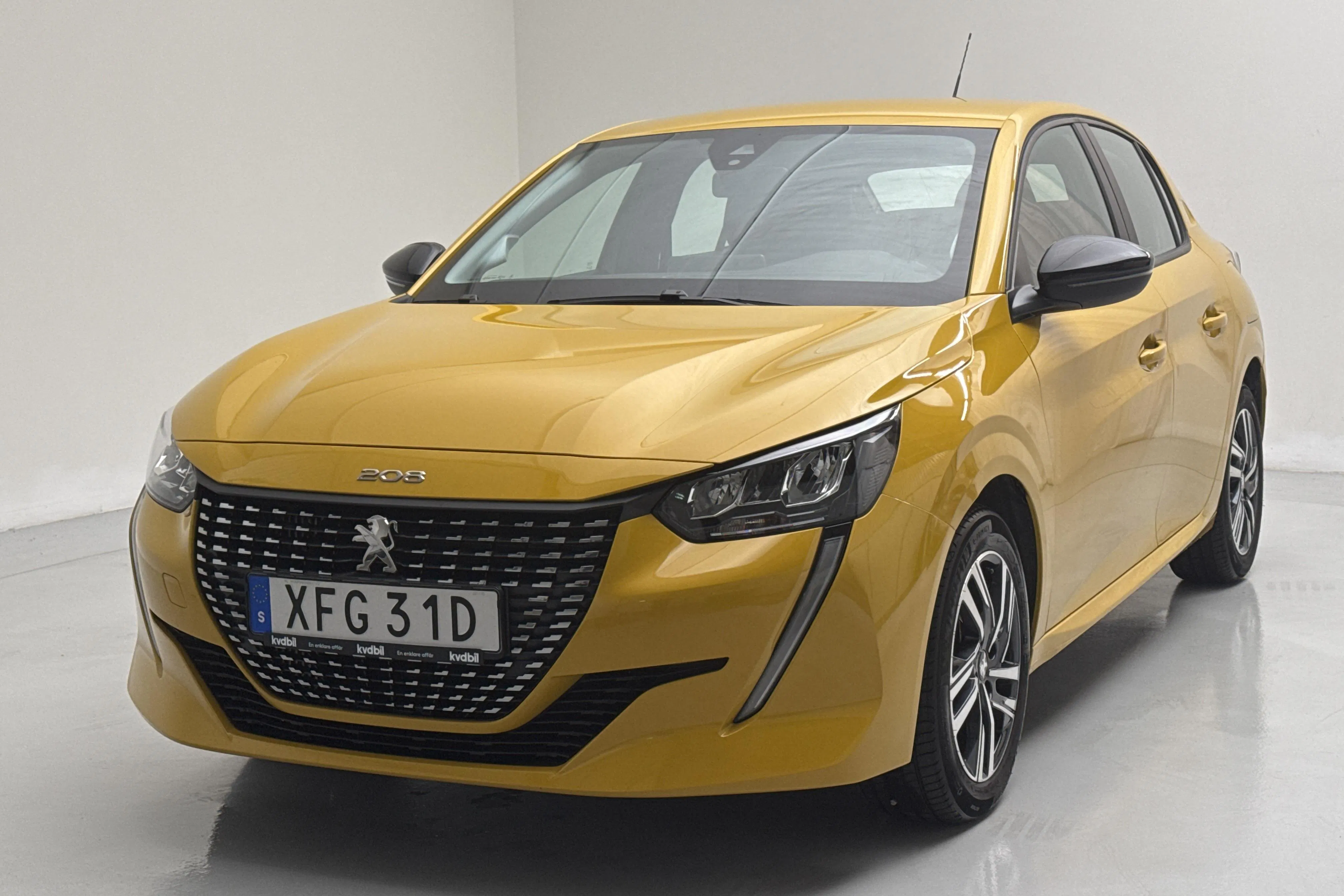 Presentation photo 1 of 12: Peugeot 208 1.2 PureTech 5dr (100hk) - 27 150 km - Automatic - yellow - 2023