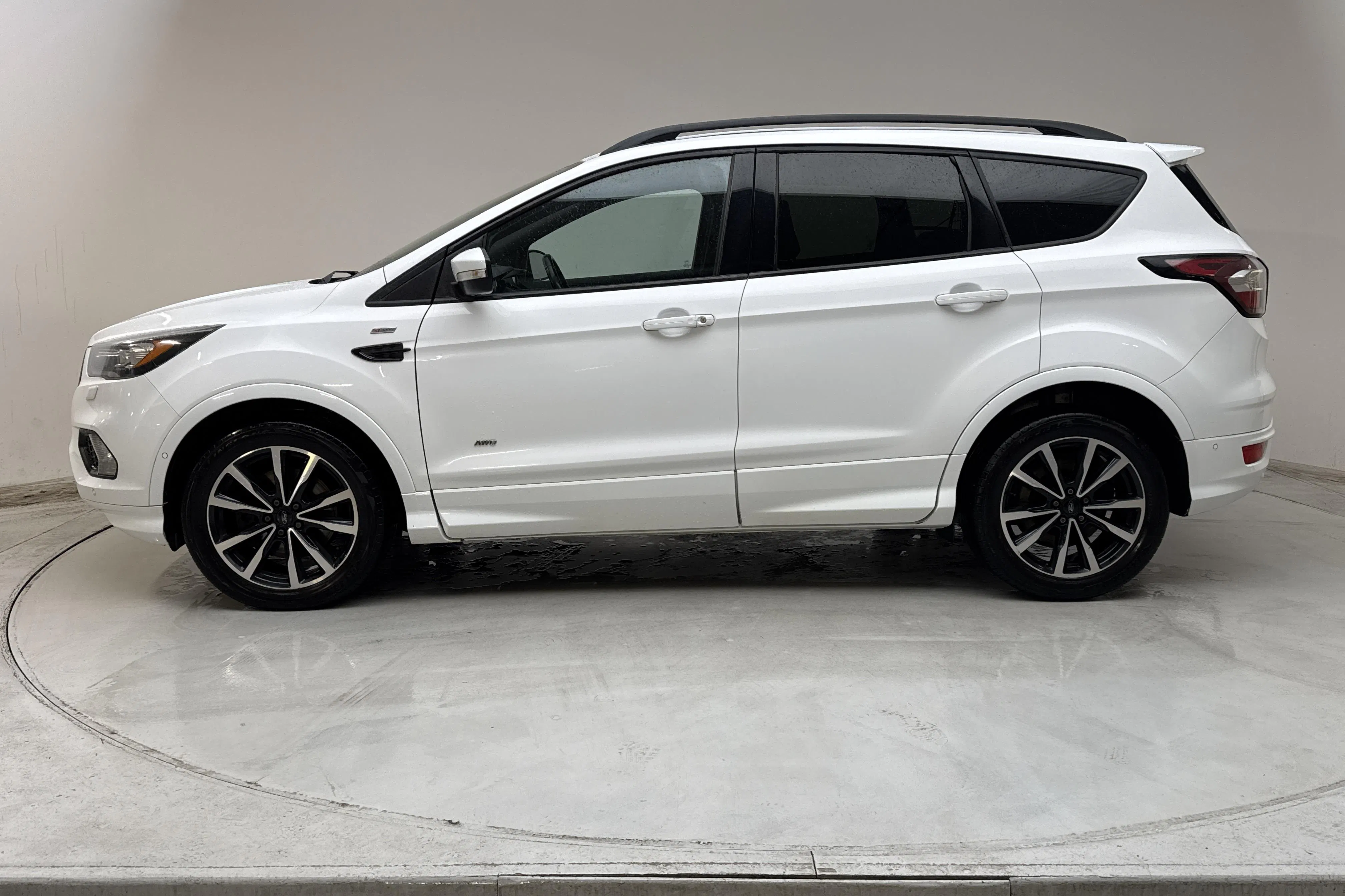 Presentationsfoto 2 av 14: Ford Kuga 2.0 TDCi AWD (180hk) - 18 978 mil - Automat - vit - 2017