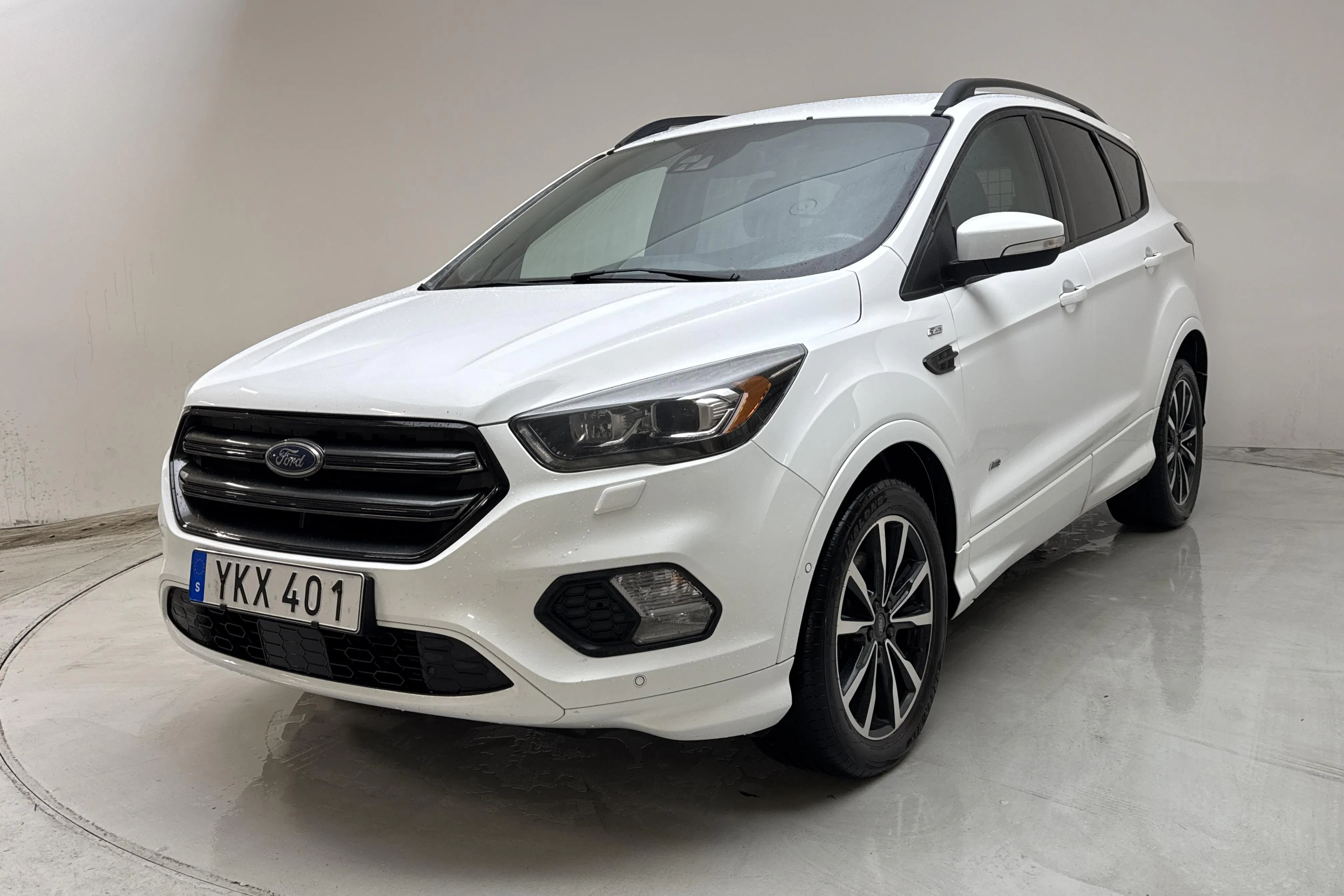 Presentationsfoto 1 av 14: Ford Kuga 2.0 TDCi AWD (180hk) - 18 978 mil - Automat - vit - 2017