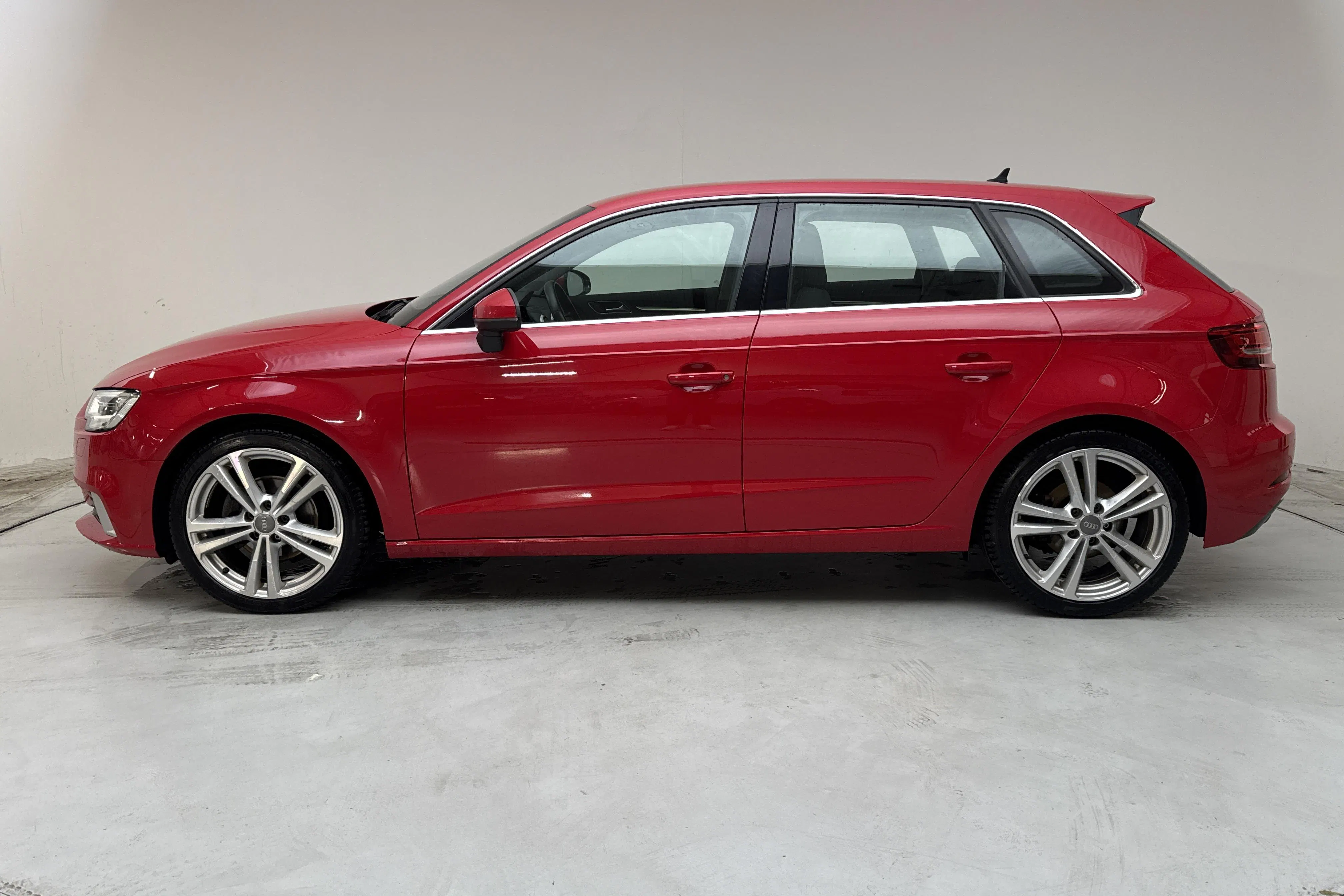 Presentationsfoto 2 av 12: Audi A3 Sportback 35 TFSI (150hk) - 11 144 mil - Automat - röd - 2020