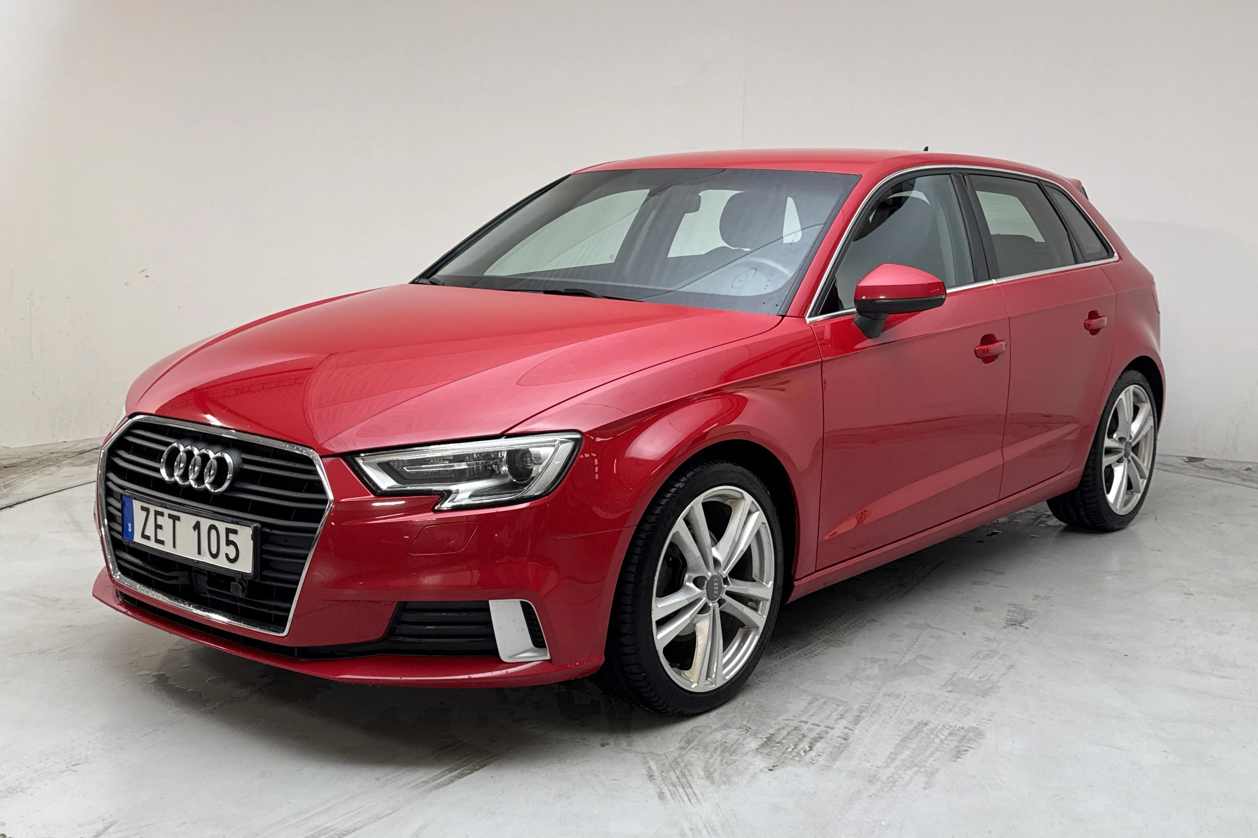 Presentationsfoto 1 av 12: Audi A3 Sportback 35 TFSI (150hk) - 11 144 mil - Automat - röd - 2020