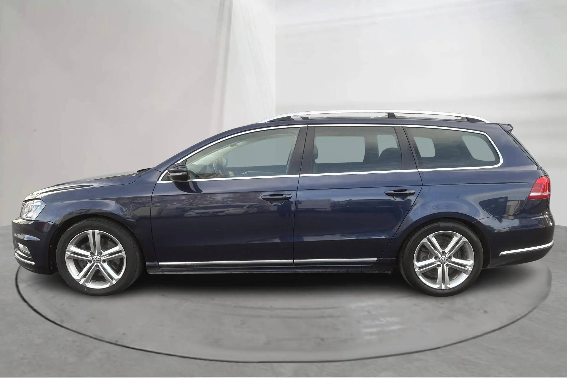 Presentationsfoto 2 av 15: VW Passat 2.0 TDI BlueMotion Technology Variant 4Motion (177hk) - 24 259 mil - Automat - Mörkblå - 2015