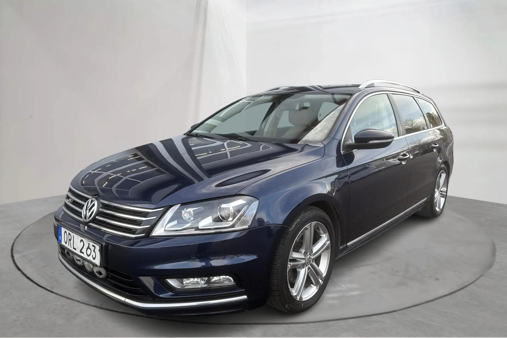 Presentationsfoto 1 av 15: VW Passat 2.0 TDI BlueMotion Technology Variant 4Motion (177hk) - 24 259 mil - Automat - Mörkblå - 2015