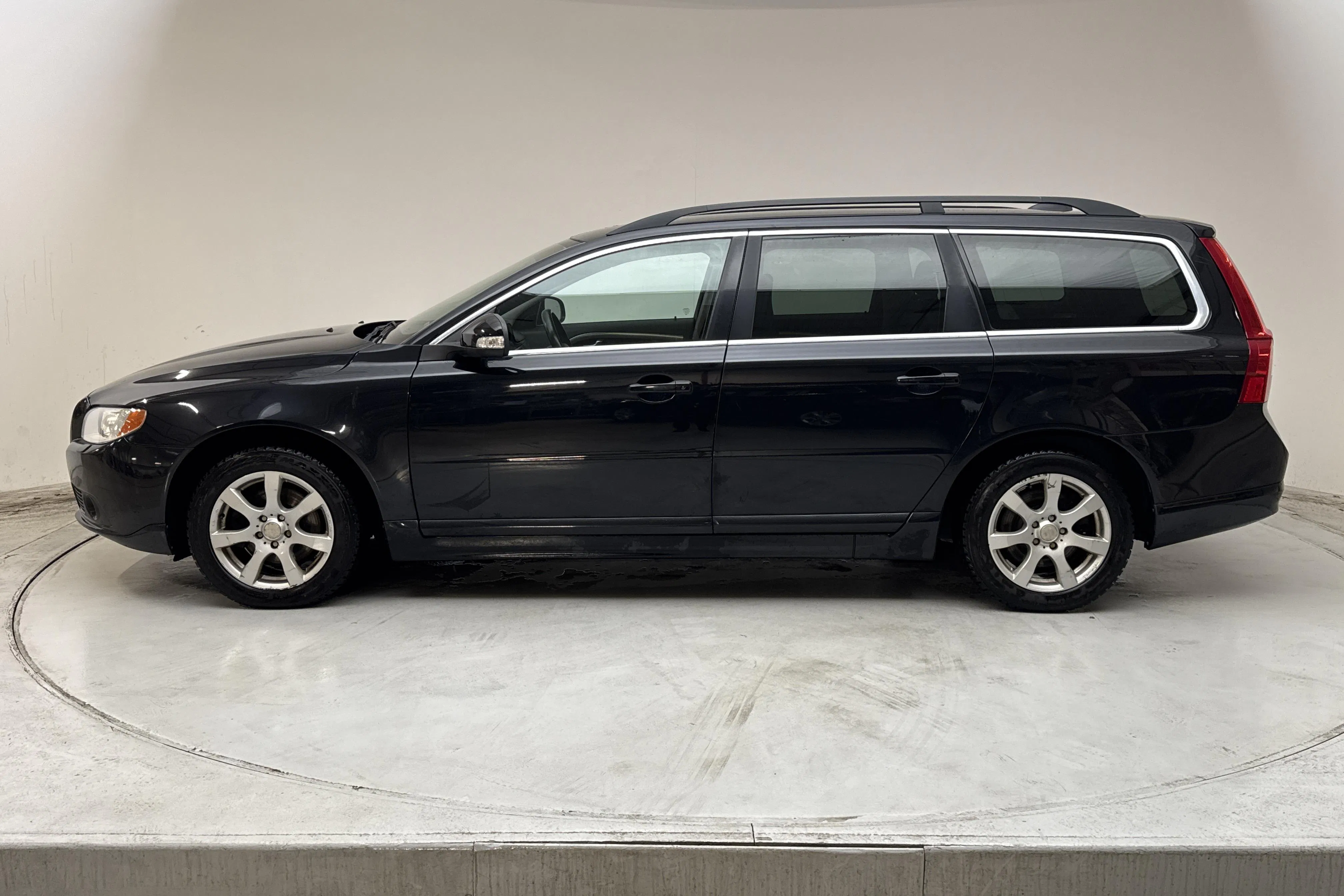 Presentationsfoto 2 av 14: Volvo V70 II D3 (163hk) - 19 241 mil - Automat - svart - 2011