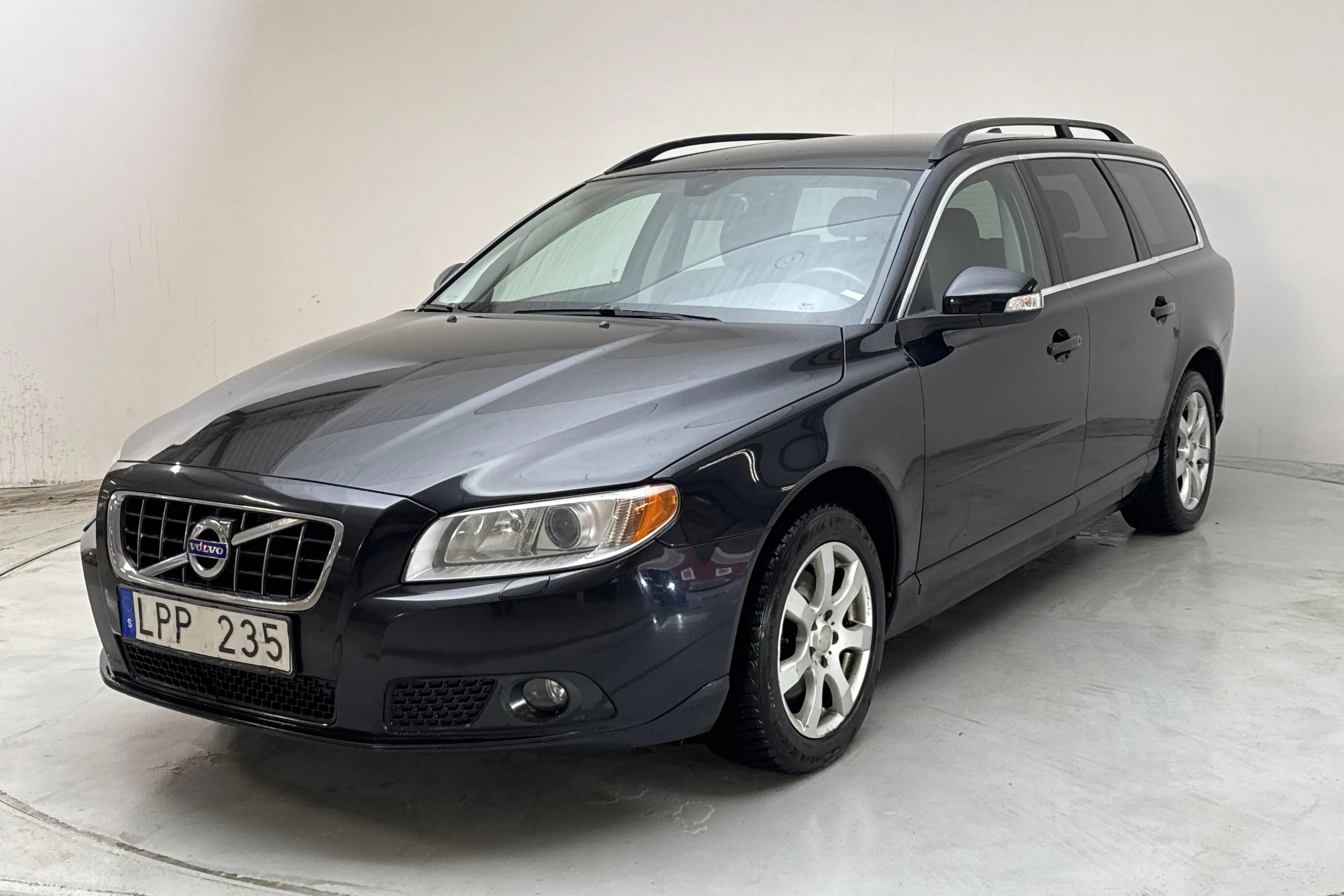 Presentationsfoto 1 av 14: Volvo V70 II D3 (163hk) - 19 241 mil - Automat - svart - 2011