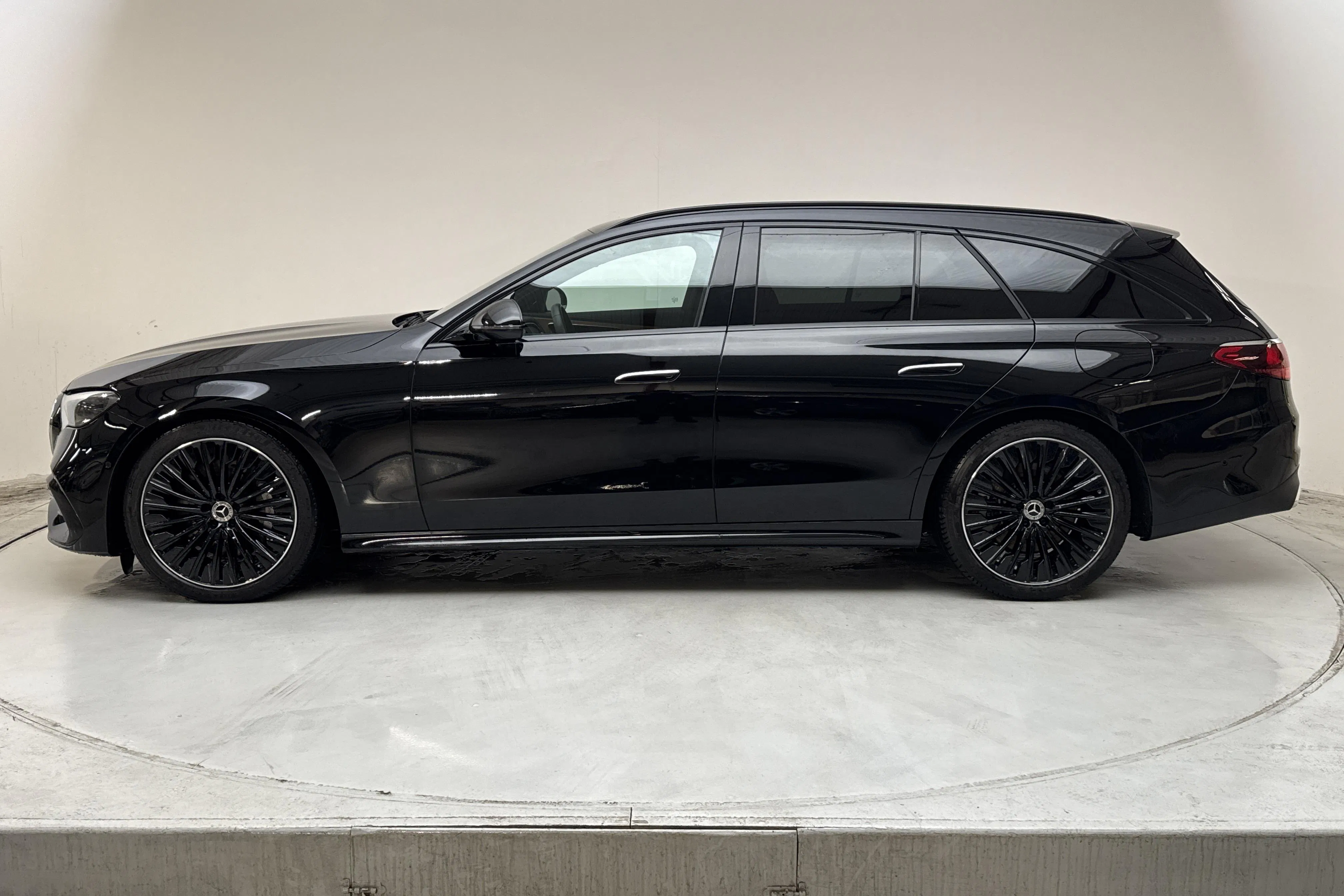 Presentationsfoto 2 av 23: Mercedes E 300 de 4Matic Kombi S214 (313hk) - 3 565 mil - Automat - svart - 2026