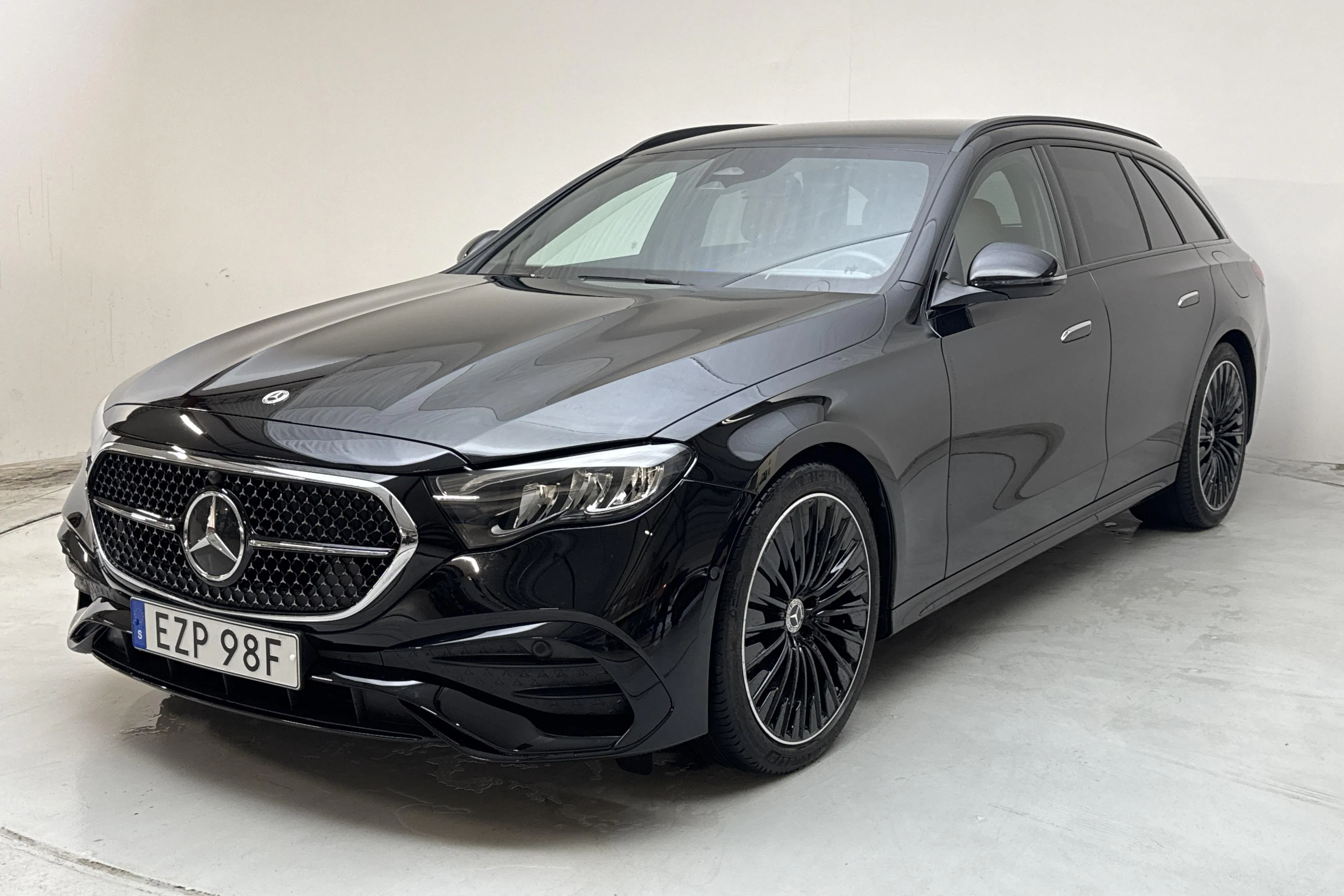 Presentationsfoto 1 av 23: Mercedes E 300 de 4Matic Kombi S214 (313hk) - 3 565 mil - Automat - svart - 2026