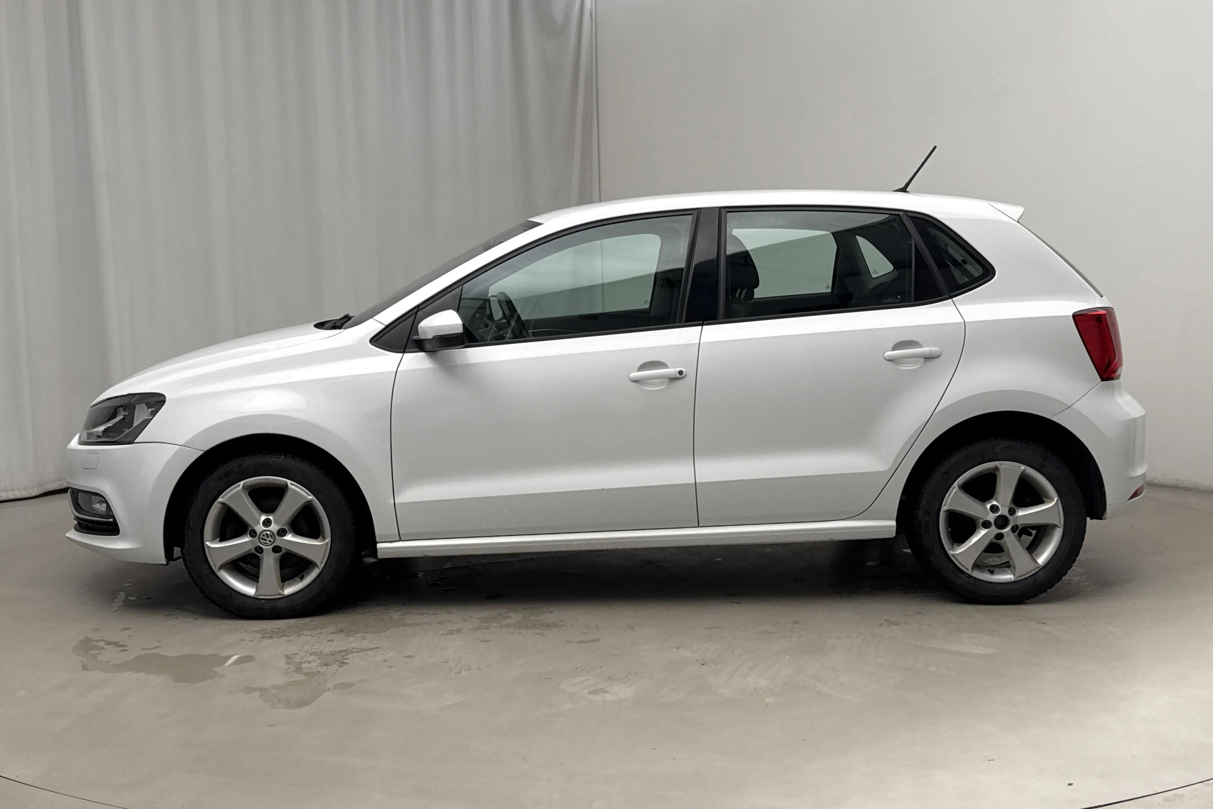 Presentationsfoto 2 av 15: VW Polo 1.2 TSI 5dr (90hk) - 6 954 mil - Automat - vit - 2015