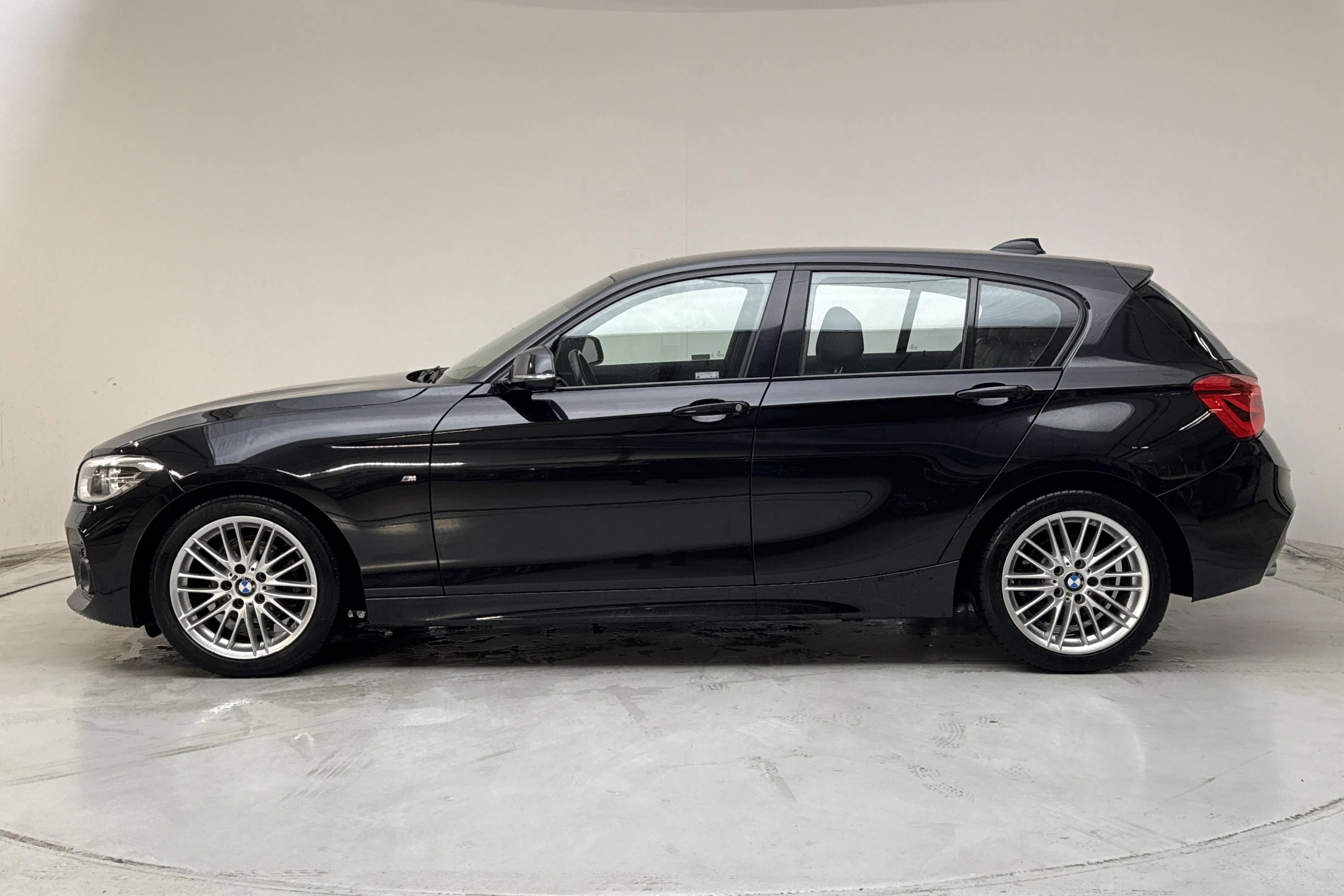 Presentationsfoto 2 av 13: BMW 118i 5dr, F20 (136hk) - 7 816 mil - Manuell - svart - 2019