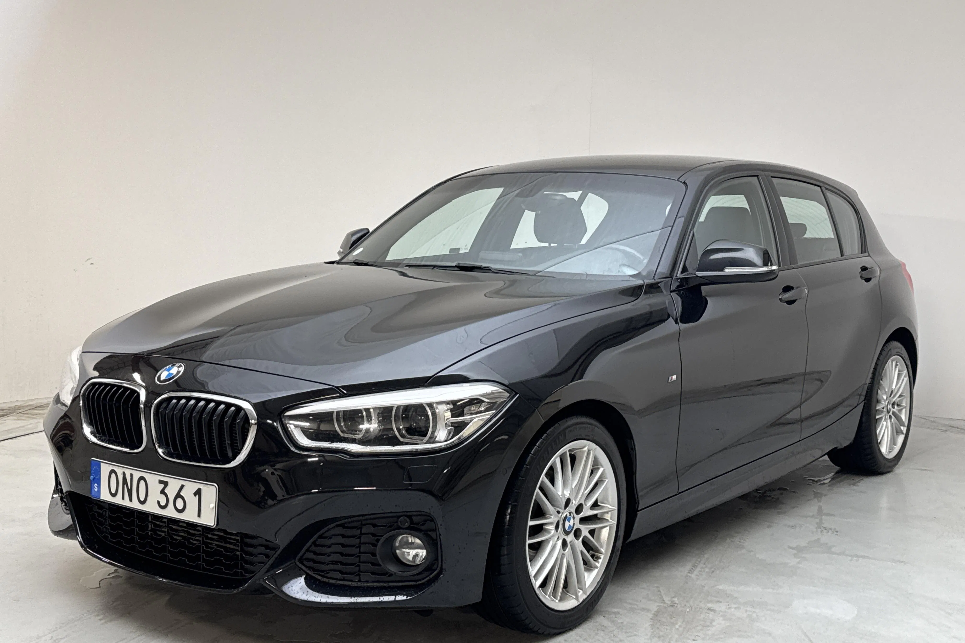 Presentationsfoto 1 av 13: BMW 118i 5dr, F20 (136hk) - 7 816 mil - Manuell - svart - 2019