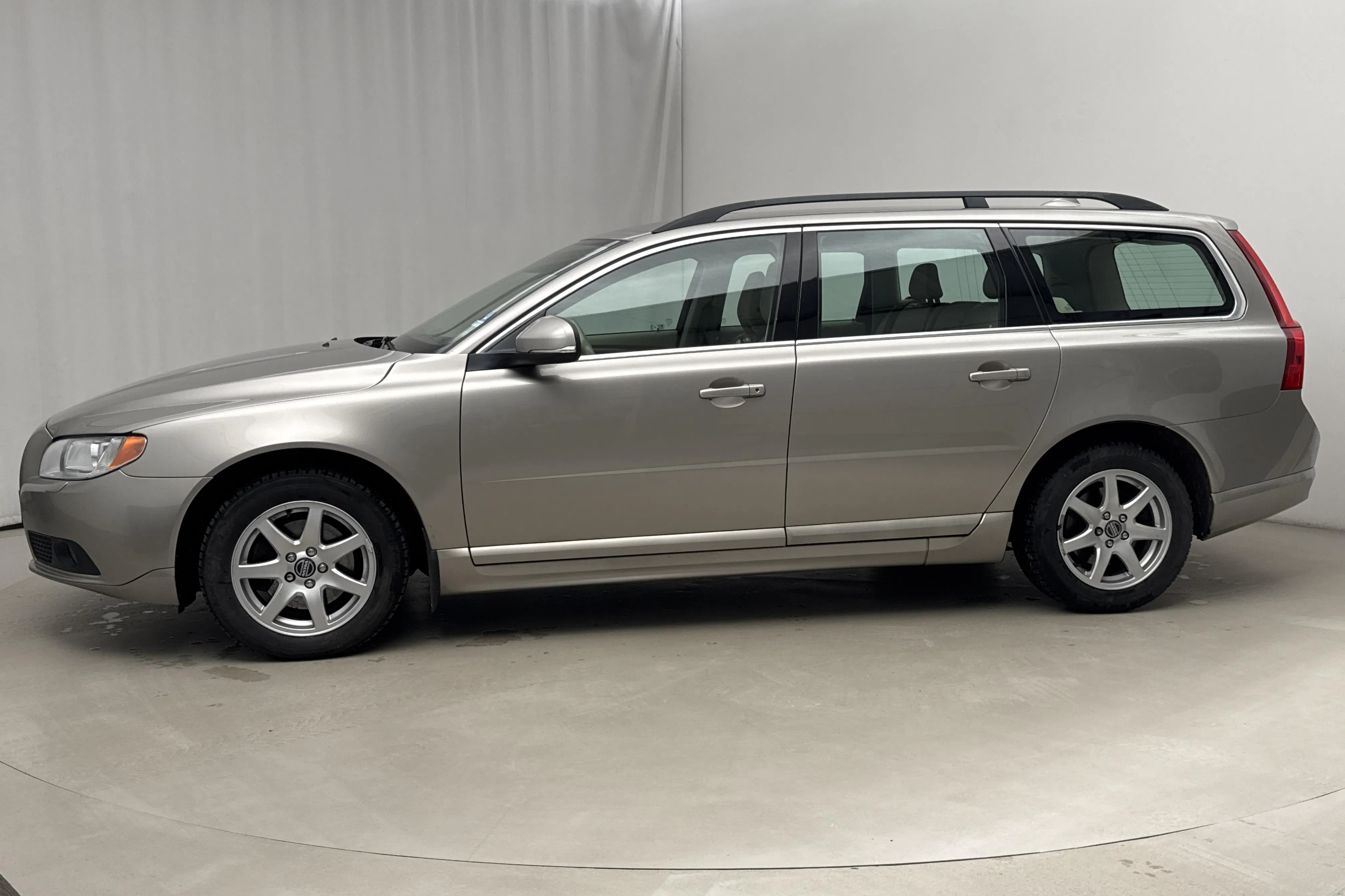 Presentationsfoto 2 av 17: Volvo V70 II D3 (163hk) - 19 963 mil - Manuell - Ljusbrun - 2012