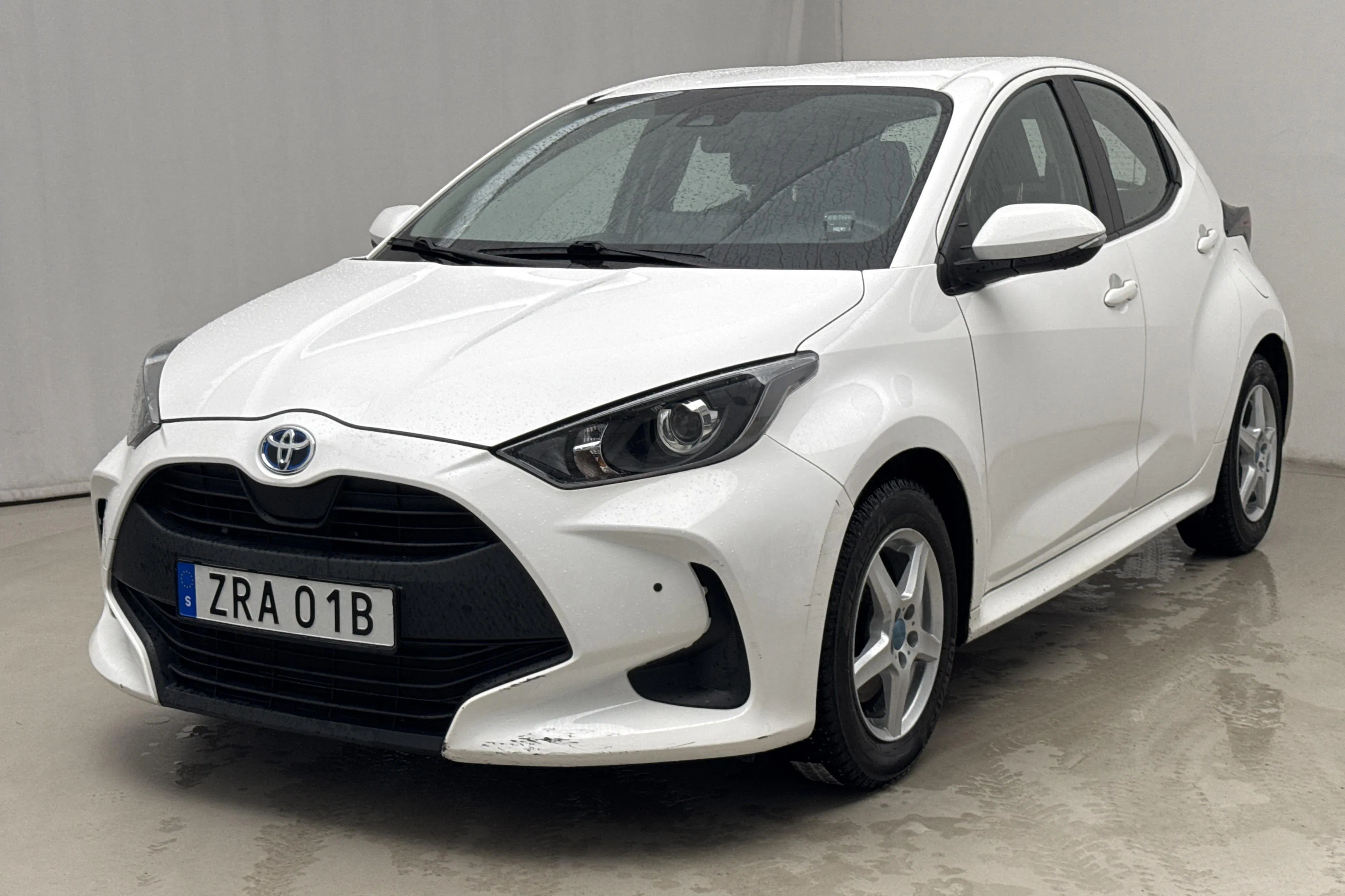 Presentationsfoto 1 av 17: Toyota Yaris 1.5 Hybrid 5dr (116hk) - 2 660 mil - Automat - vit - 2022