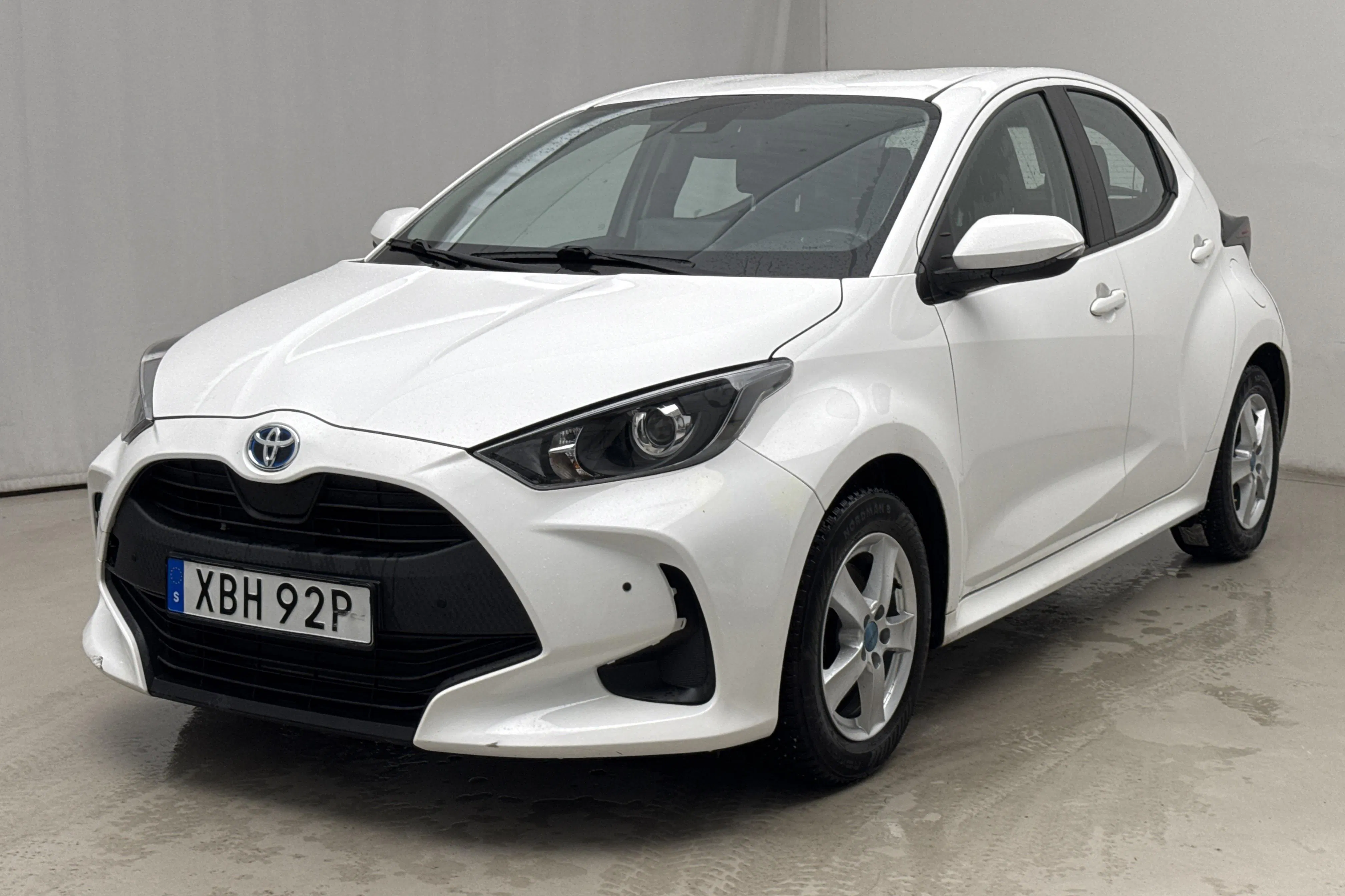 Presentationsfoto 1 av 16: Toyota Yaris 1.5 Hybrid 5dr (116hk) - 3 020 mil - Automat - vit - 2022