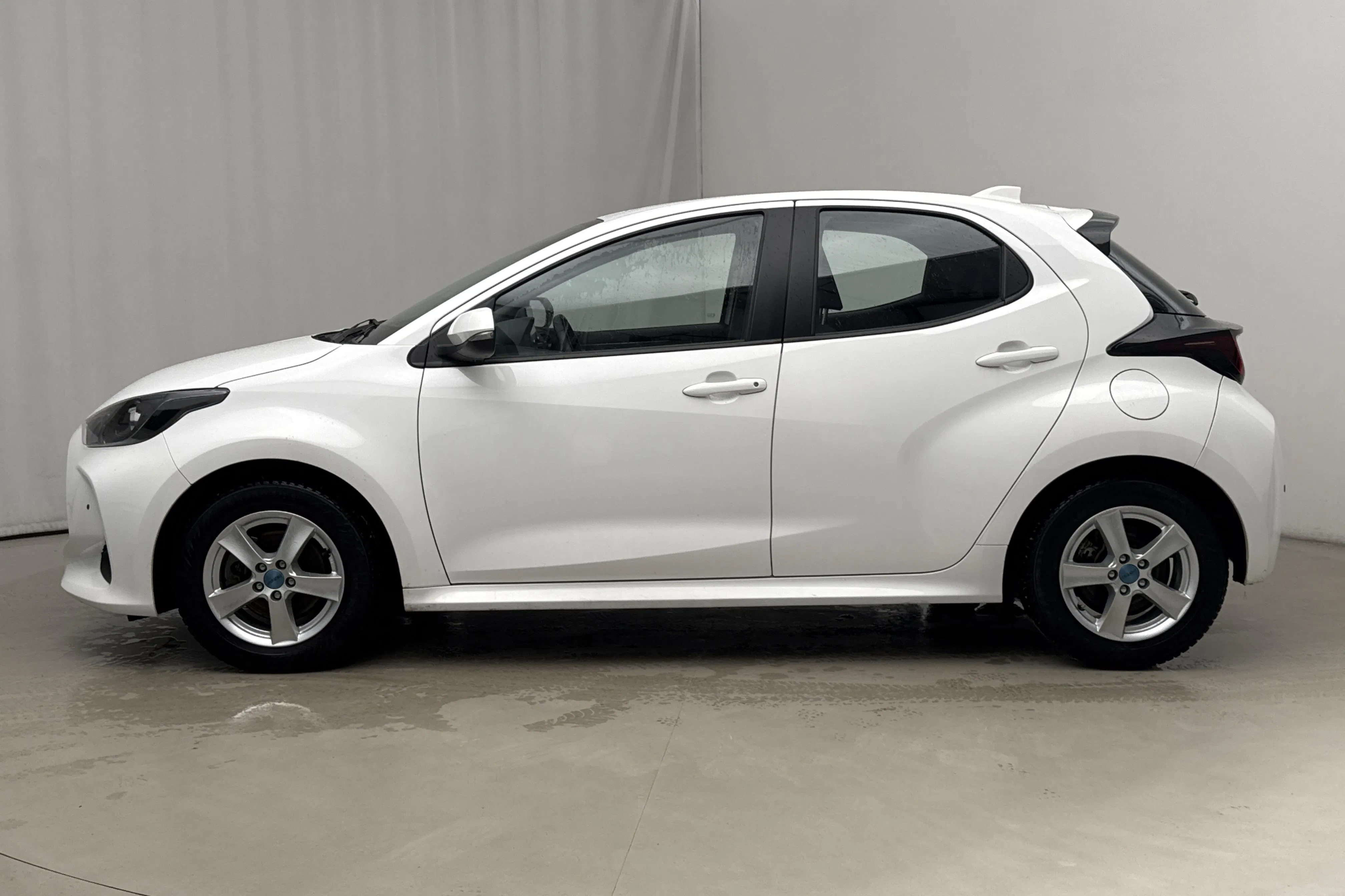 Presentationsfoto 2 av 16: Toyota Yaris 1.5 Hybrid 5dr (116hk) - 3 020 mil - Automat - vit - 2022