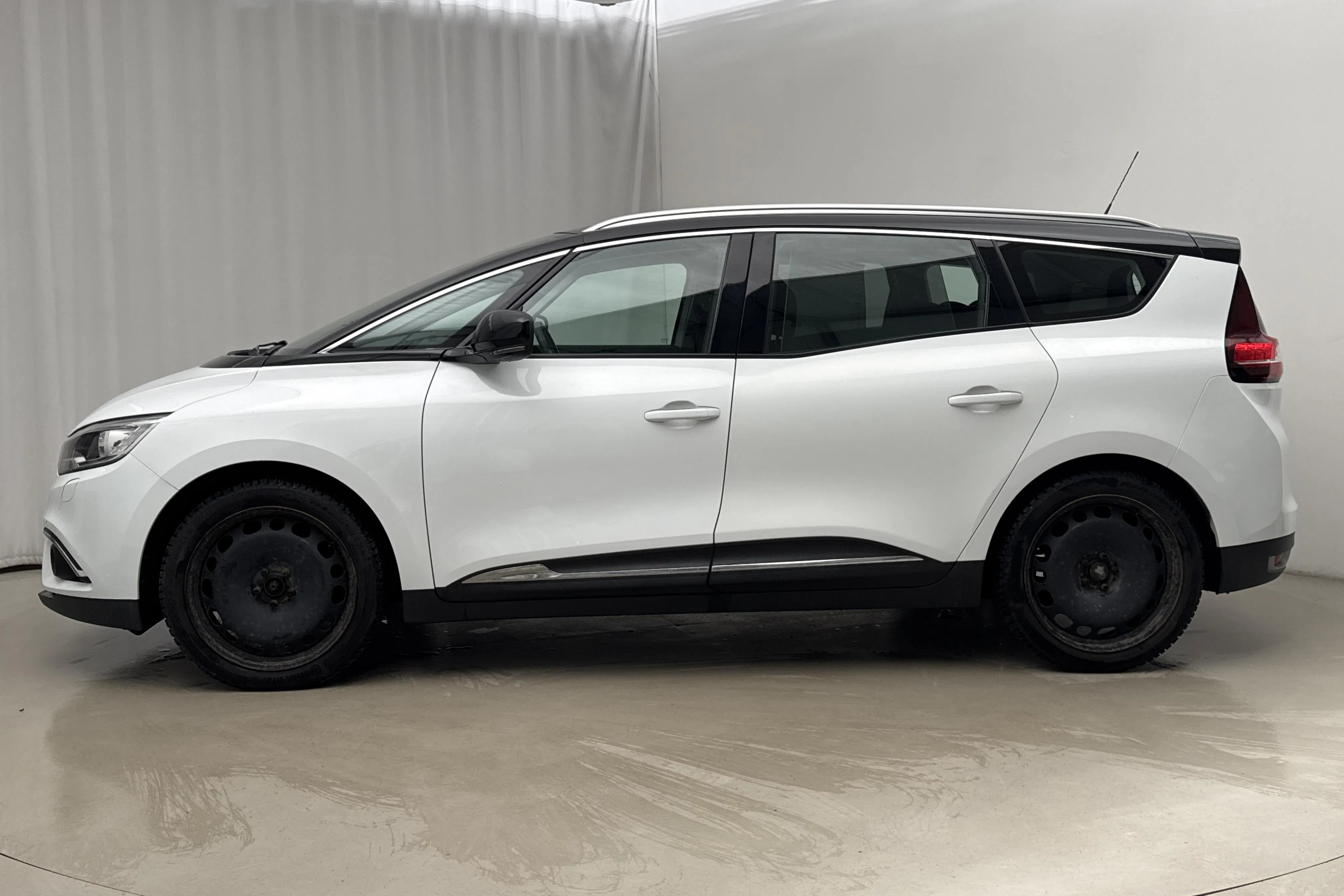 Presentationsfoto 2 av 19: Renault Grand Scénic 1.3 TCe GPF (140hk) - 7 924 mil - Automat - vit - 2019