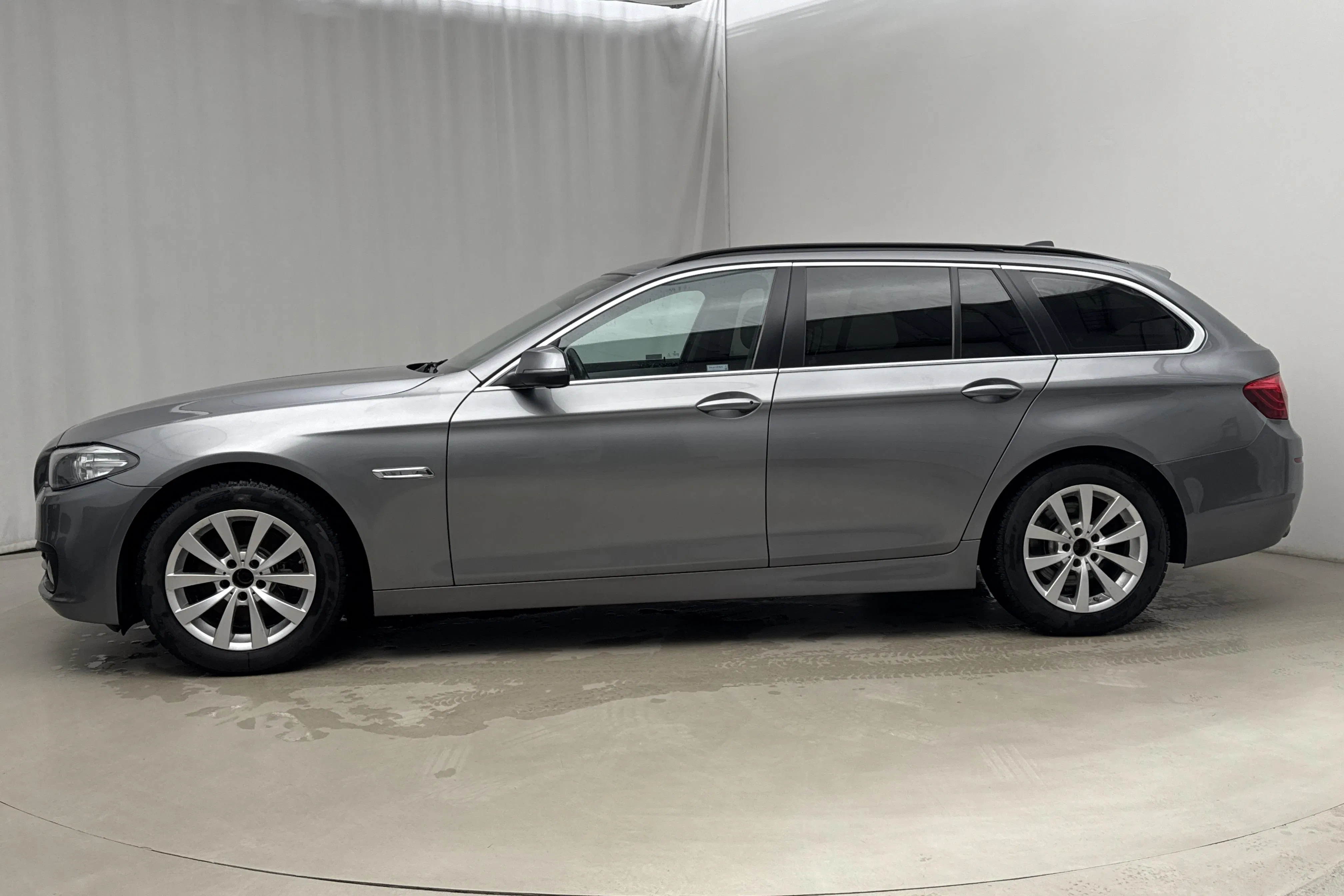 Presentationsfoto 2 av 18: BMW 520d xDrive Touring, F11 (190hk) - 15 846 mil - Automat - grå - 2017