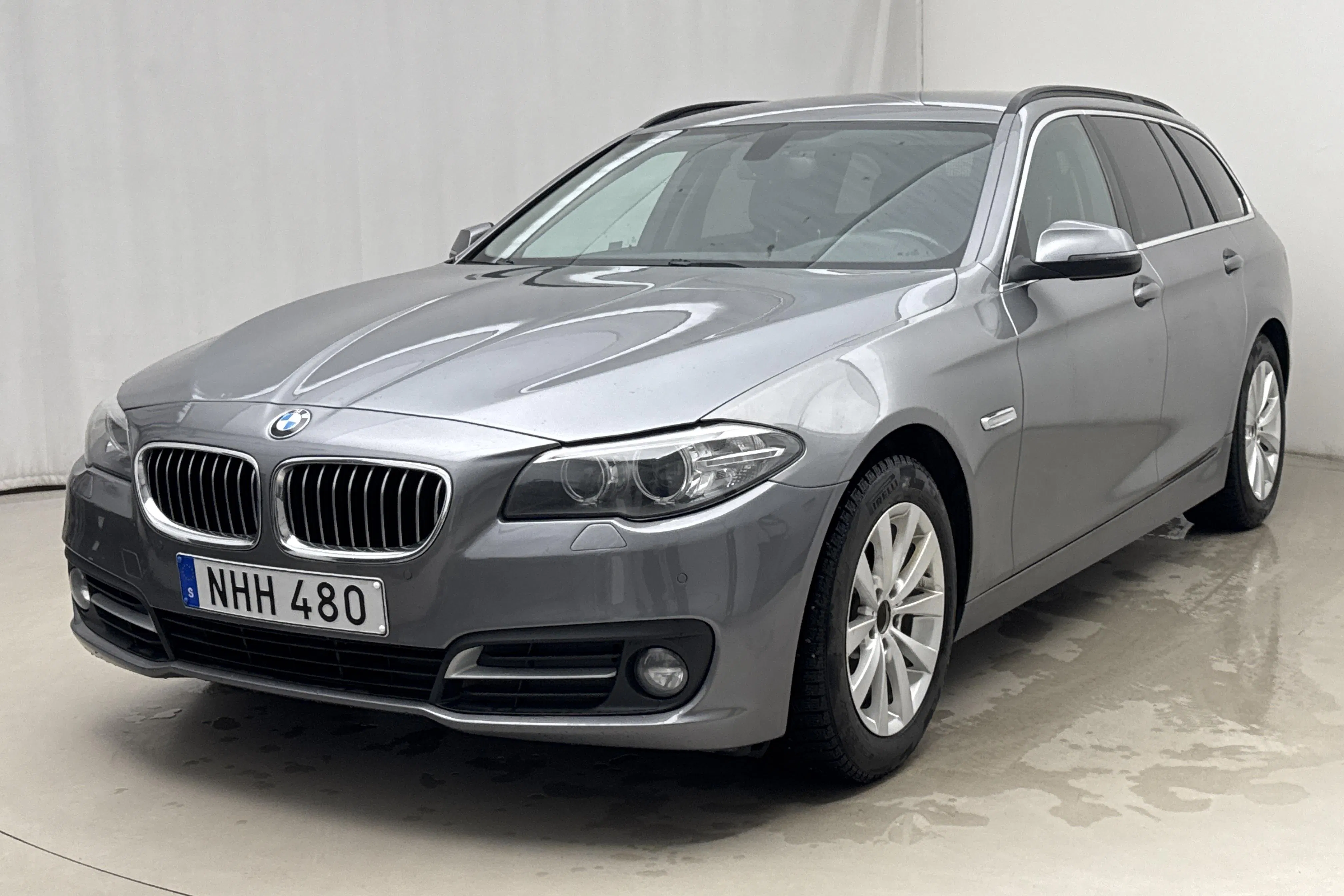Presentationsfoto 1 av 18: BMW 520d xDrive Touring, F11 (190hk) - 15 846 mil - Automat - grå - 2017