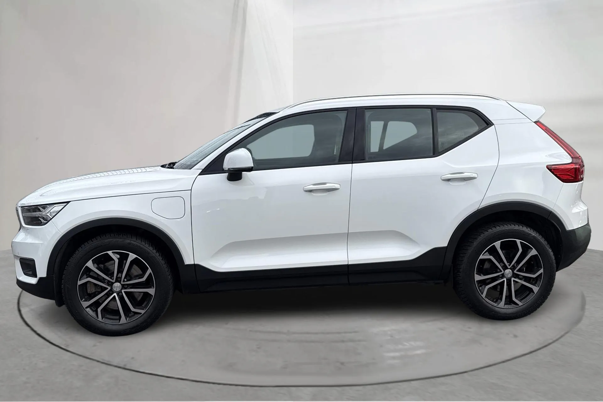Presentationsfoto 2 av 14: Volvo XC40 T5 2WD Twin Engine (262hk) - 11 176 mil - Automat - vit - 2020