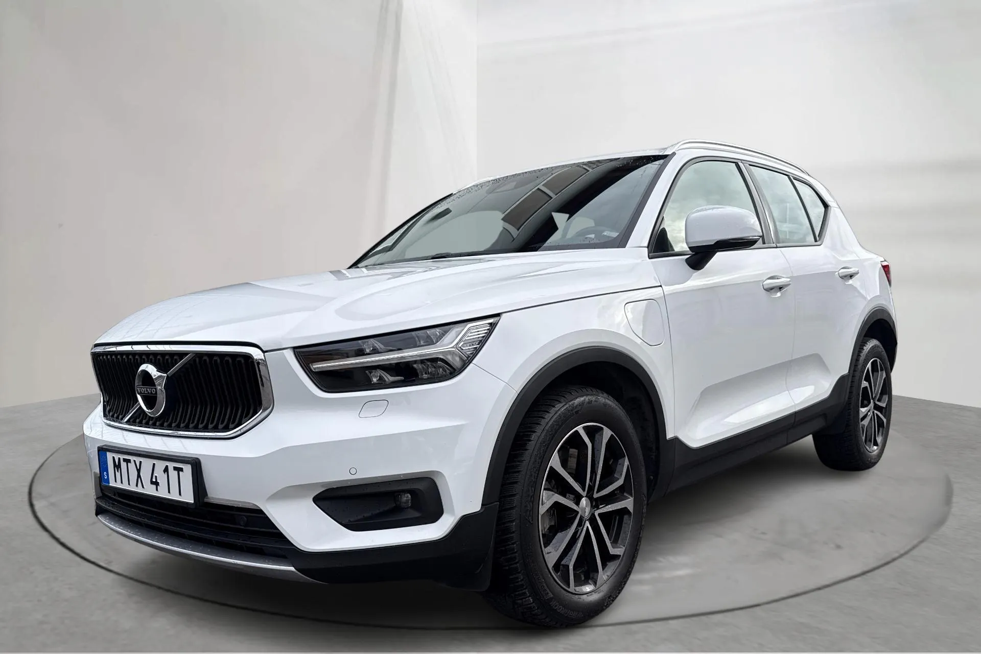 Presentationsfoto 1 av 14: Volvo XC40 T5 2WD Twin Engine (262hk) - 11 176 mil - Automat - vit - 2020