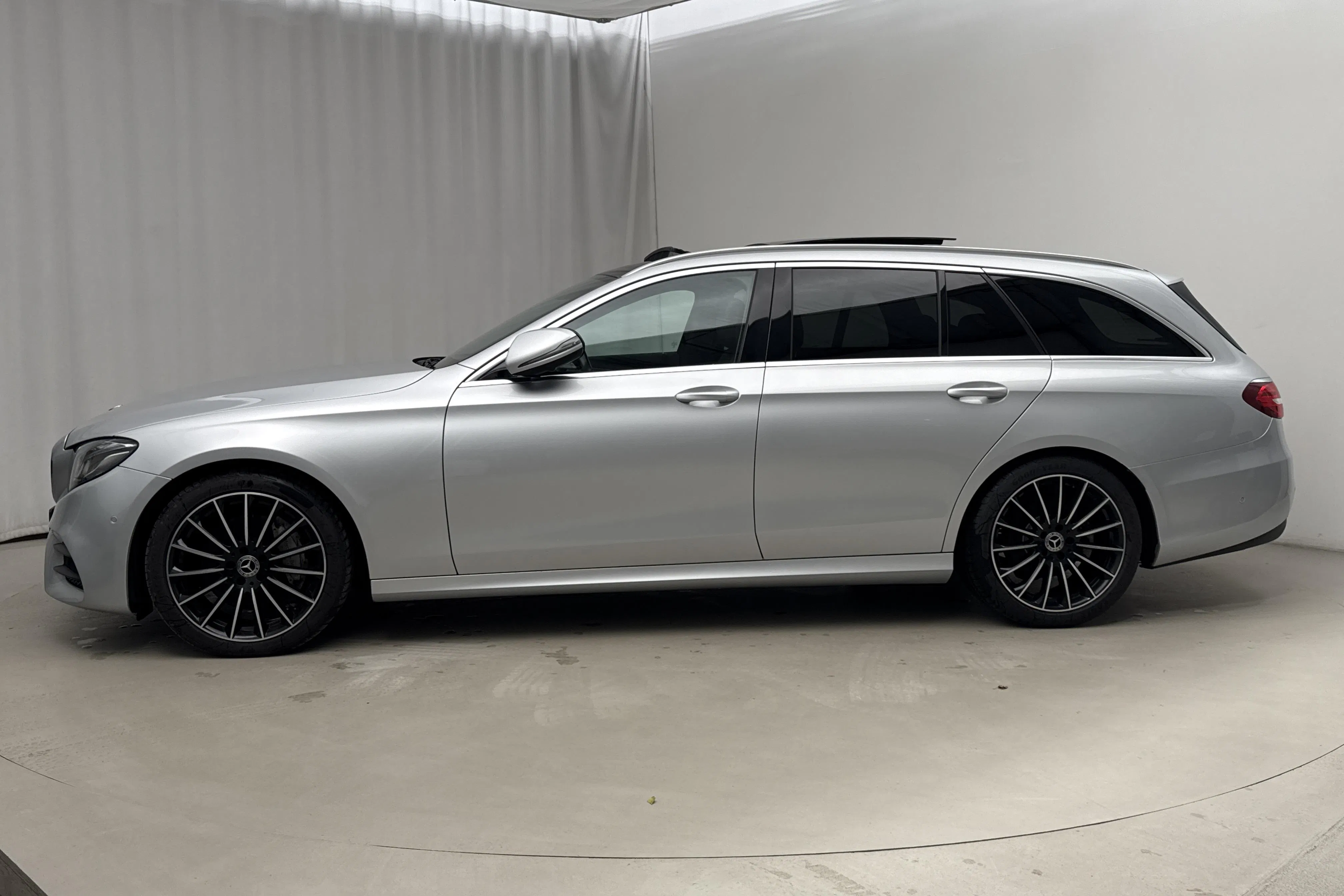Presentationsfoto 2 av 20: Mercedes E 220 d Kombi S213 (194hk) - 11 058 mil - Automat - silver - 2019