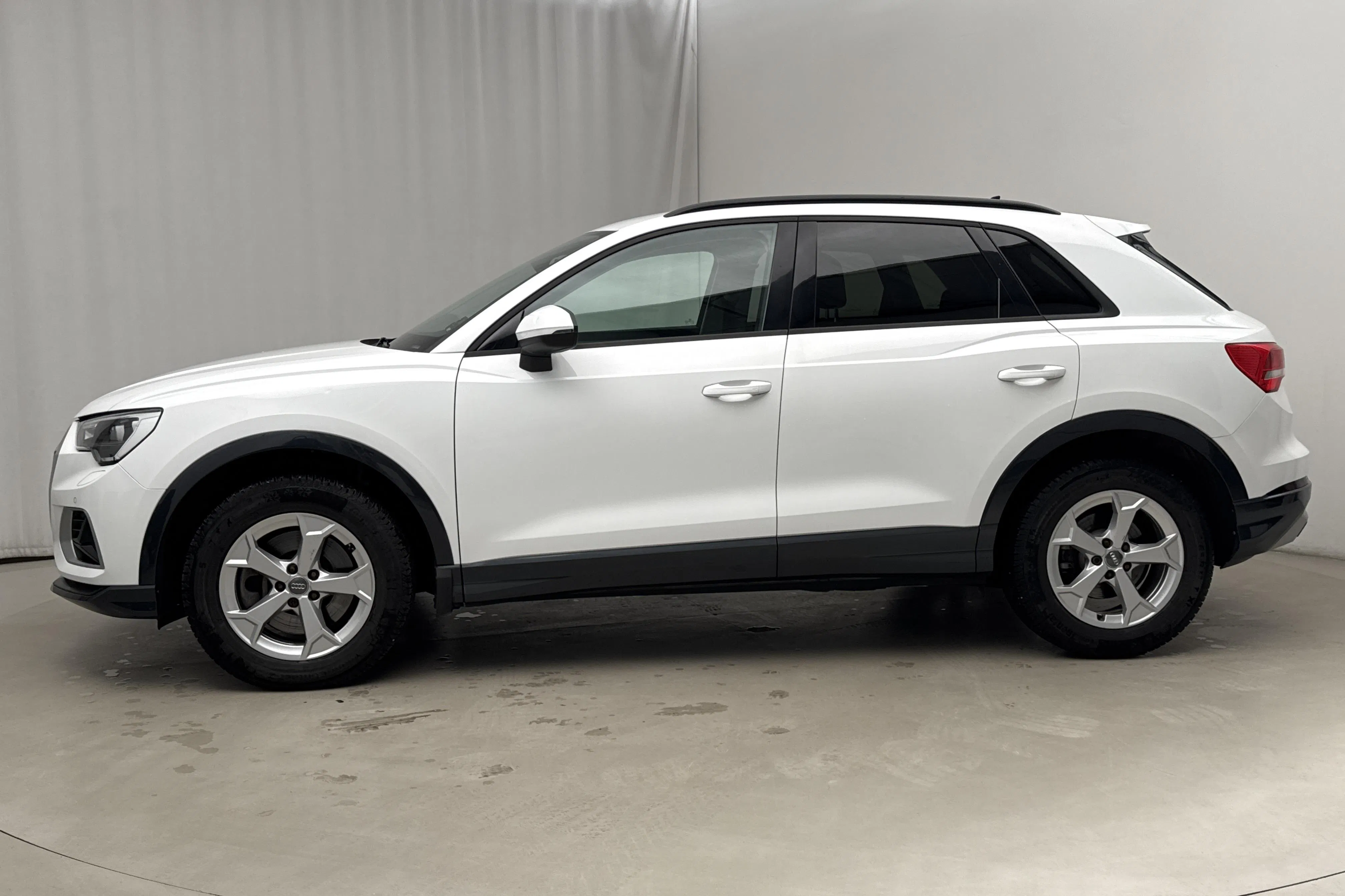 Presentationsfoto 2 av 19: Audi Q3 40 TDI quattro (190hk) - 10 081 mil - Automat - vit - 2020