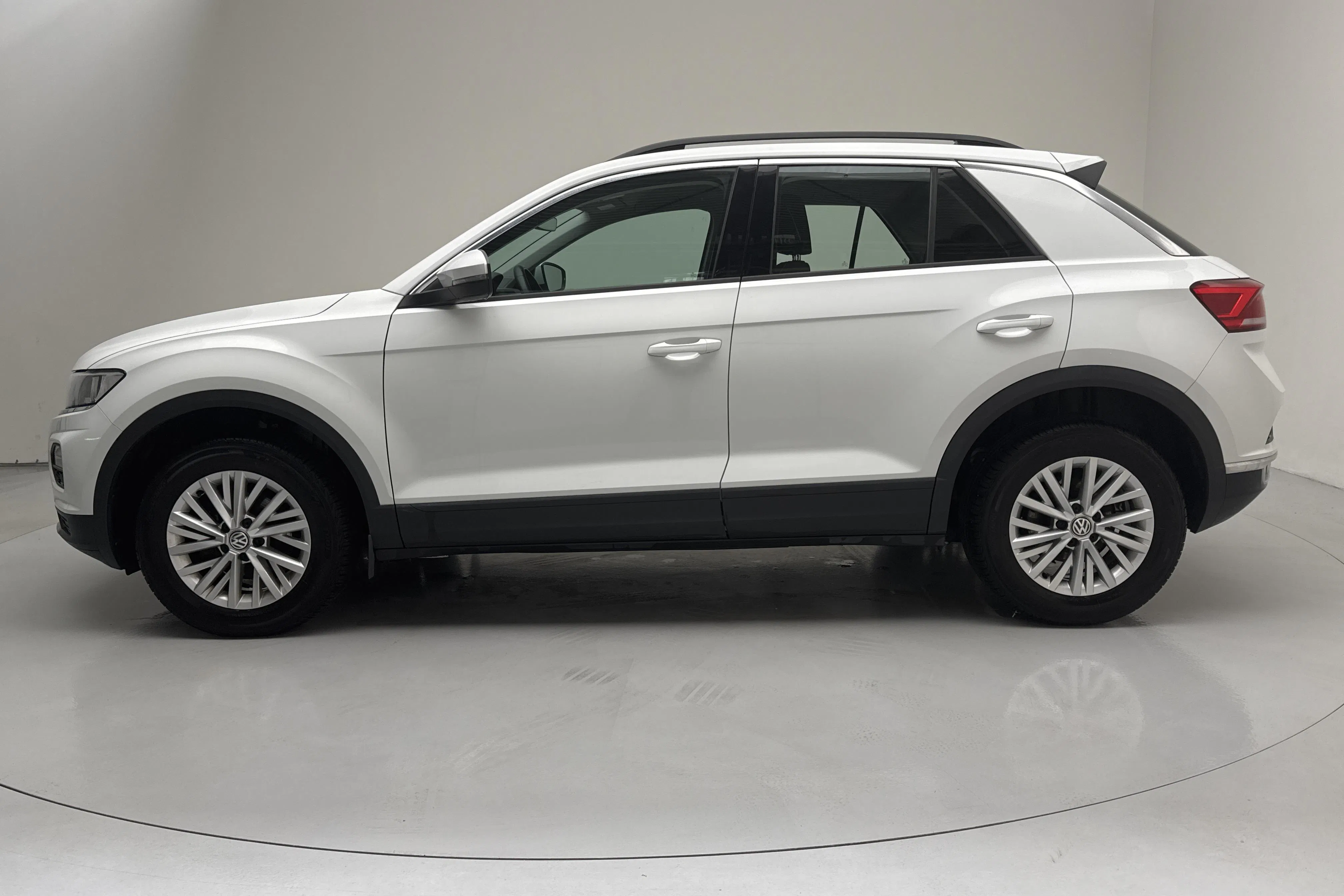 Presentationsfoto 2 av 12: VW T-Roc 1.5 TSI (150hk) - 4 039 mil - Automat - vit - 2021