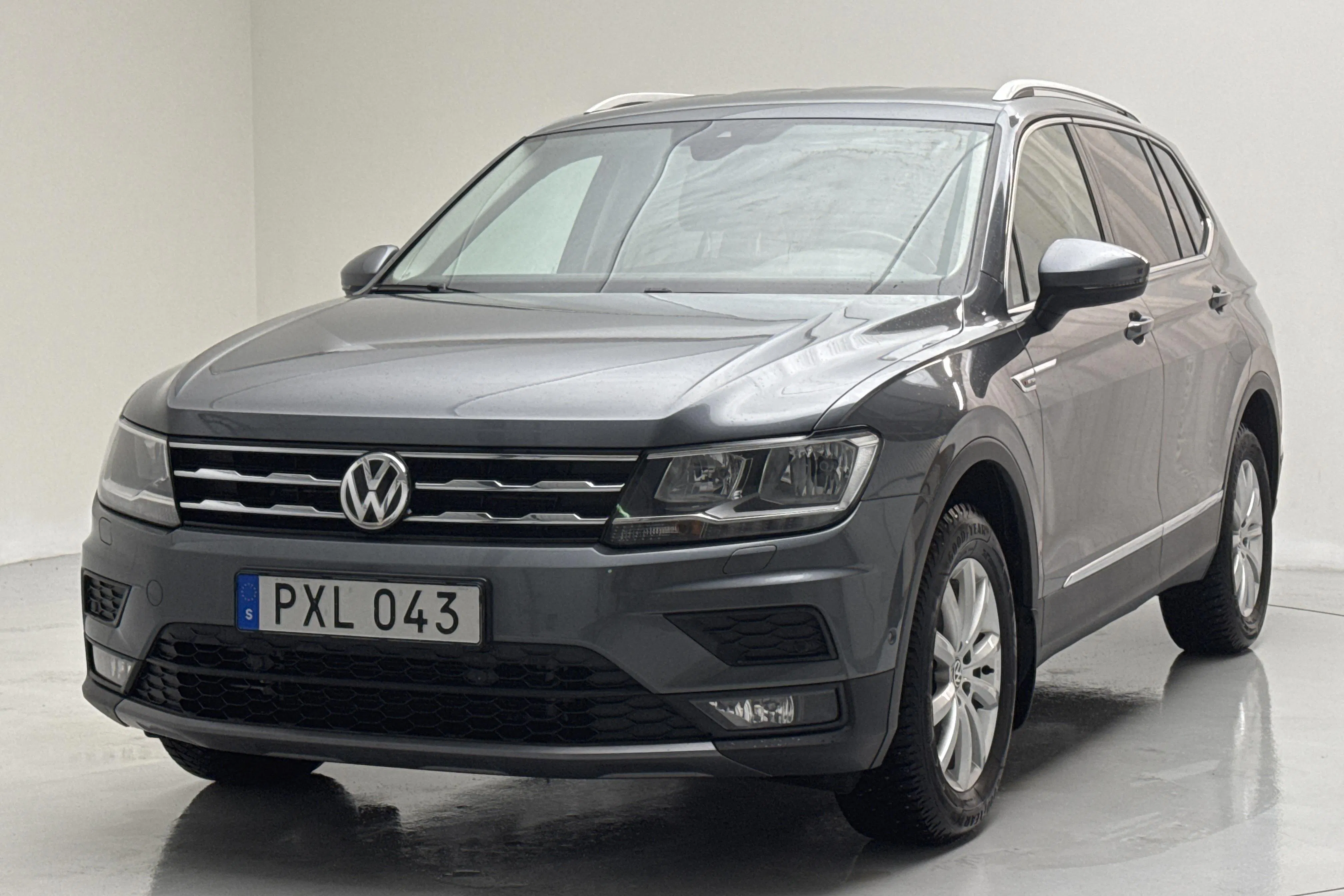Presentationsfoto 1 av 17: VW Tiguan Allspace 2.0 TDI 4MOTION (150hk) - 19 082 mil - Automat - Mörkgrå - 2018
