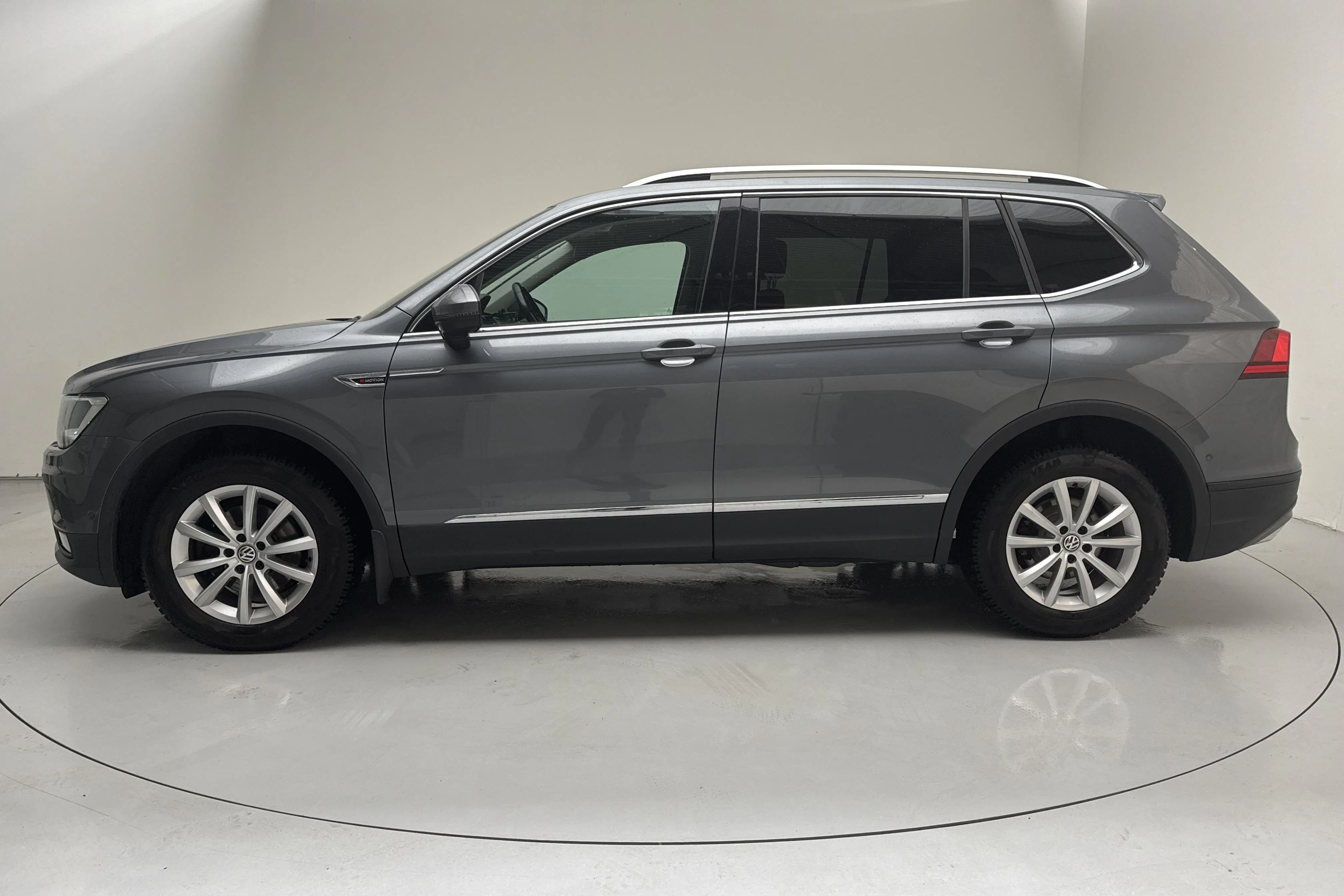 Presentationsfoto 2 av 17: VW Tiguan Allspace 2.0 TDI 4MOTION (150hk) - 19 082 mil - Automat - Mörkgrå - 2018