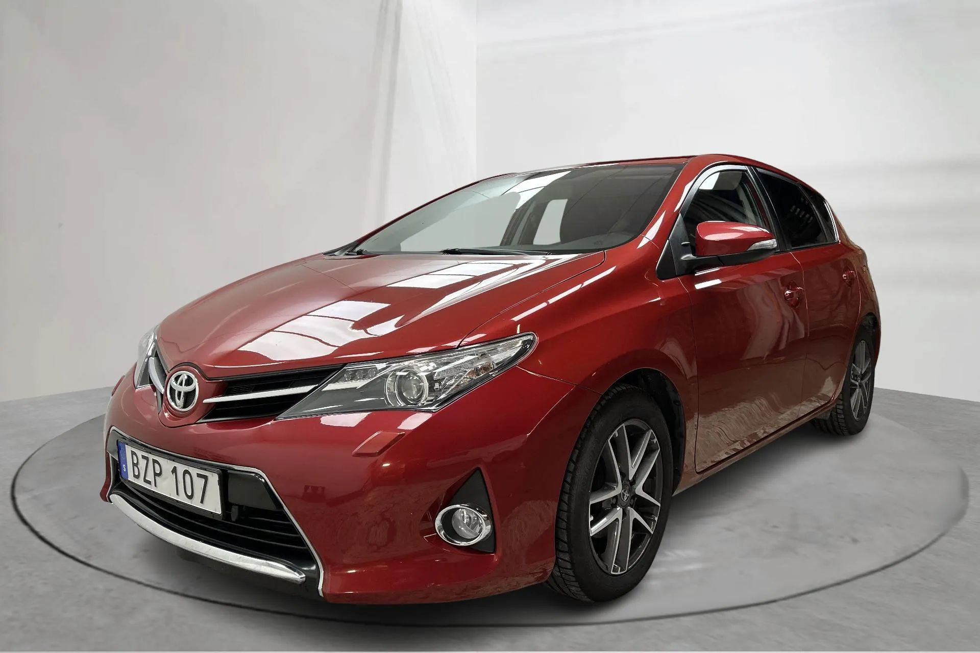 Presentation photo 1 of 15: Toyota Auris 1.6 Valvematic 5dr (132hk) - 77 850 km - Automatic - dark red - 2015