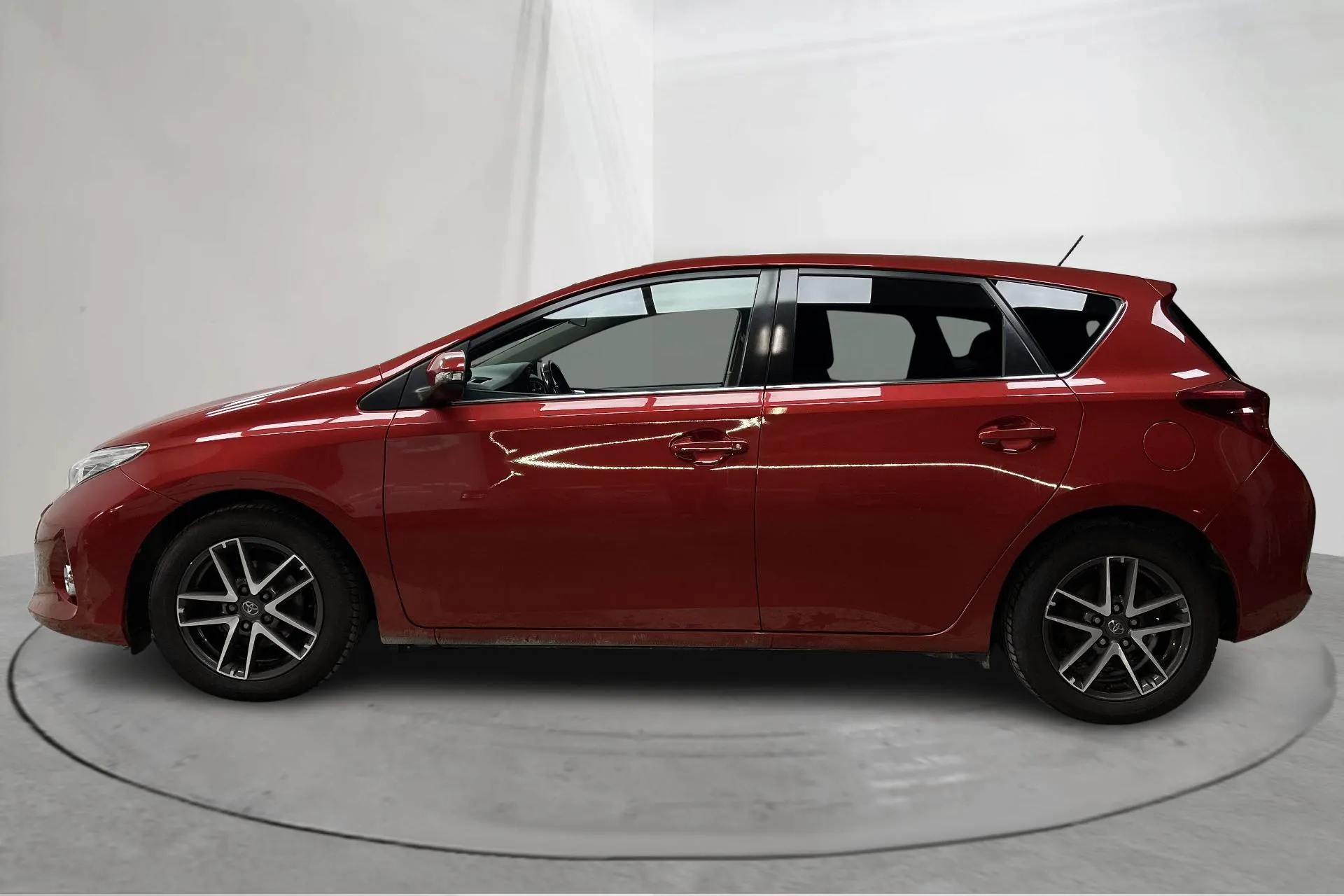 Presentation photo 2 of 15: Toyota Auris 1.6 Valvematic 5dr (132hk) - 77 850 km - Automatic - dark red - 2015