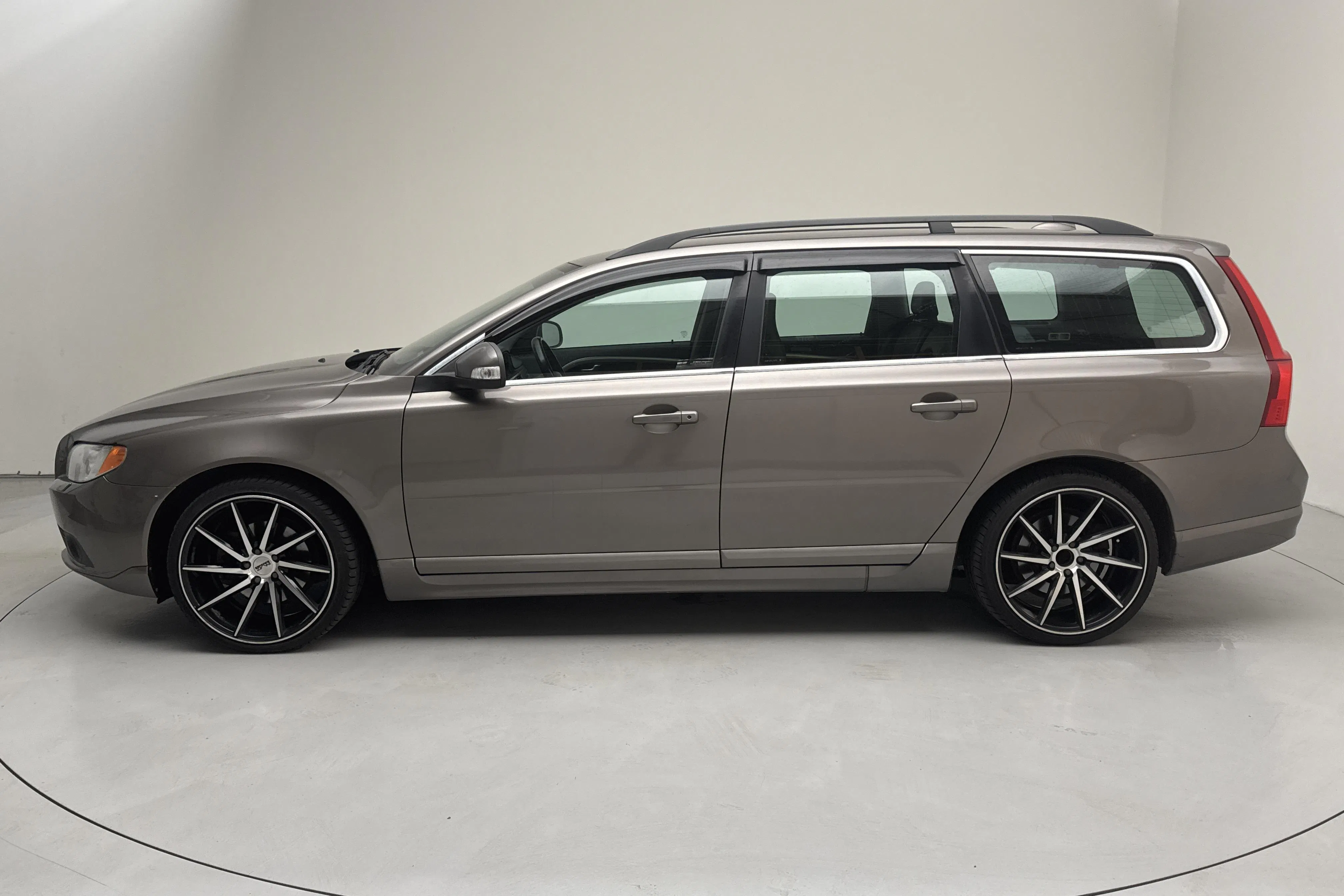 Presentationsfoto 2 av 12: Volvo V70 II 1.6D DRIVe (109hk) - 32 742 mil - Manuell - grå - 2011